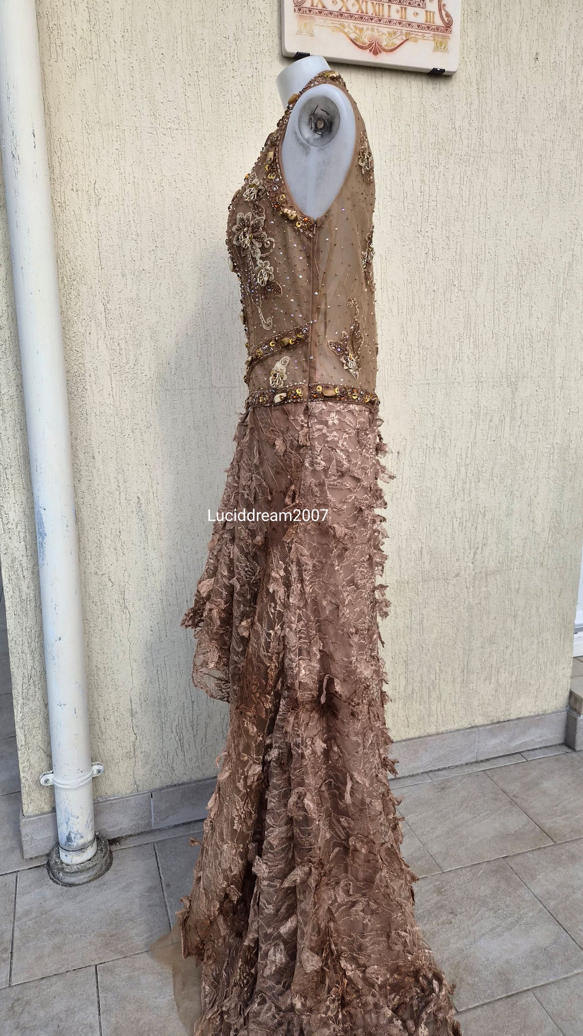 Robe marron et beige brodée