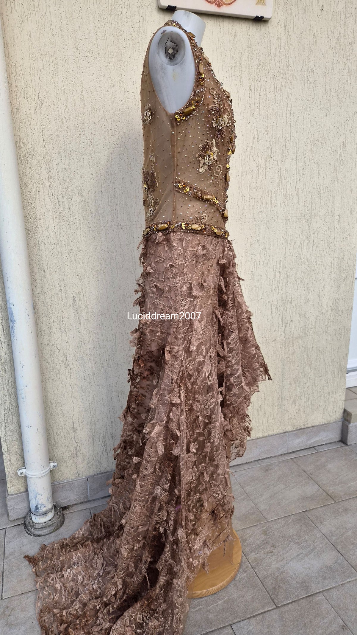 Robe marron et beige brodée