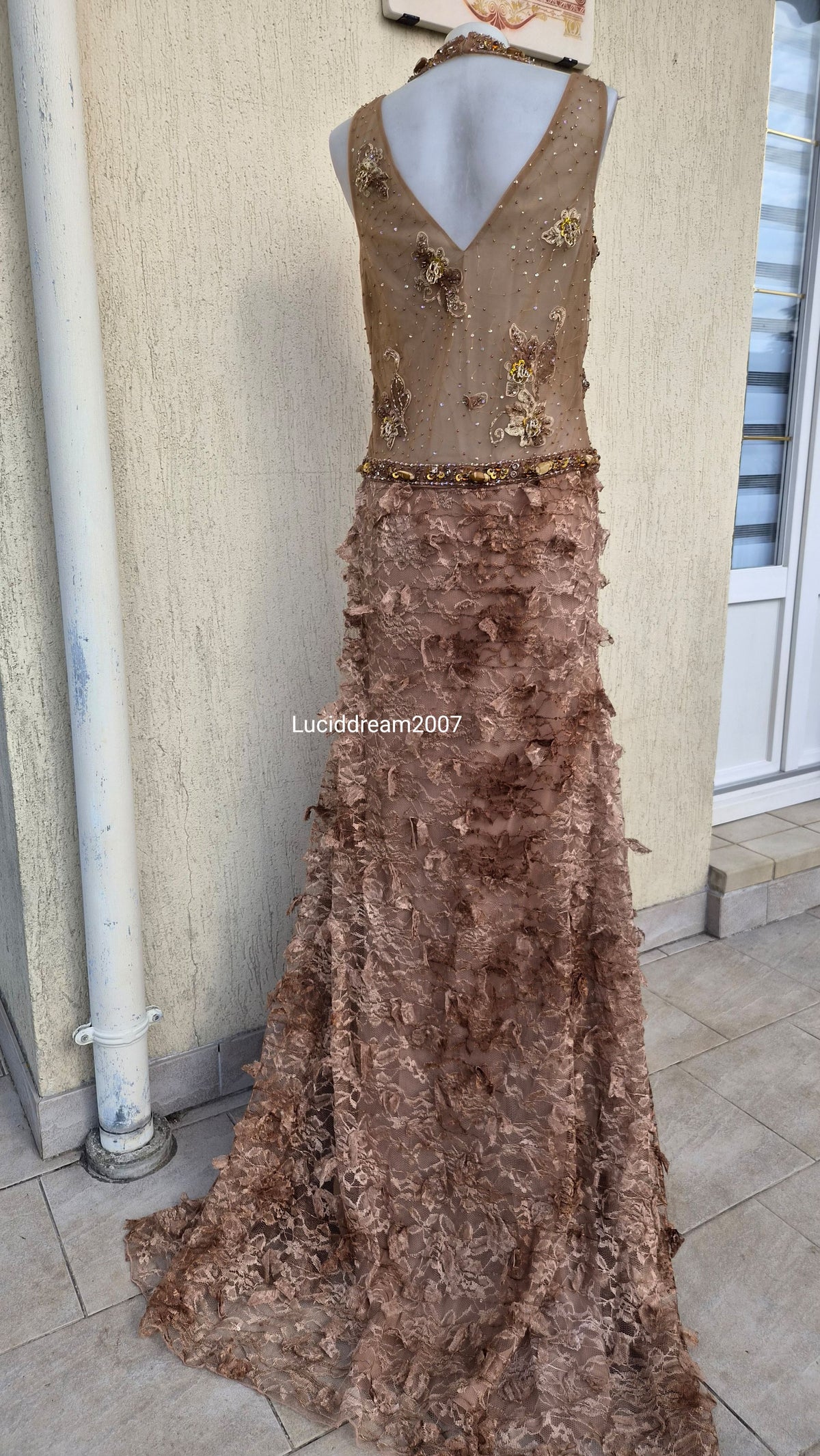 Robe marron et beige brodée