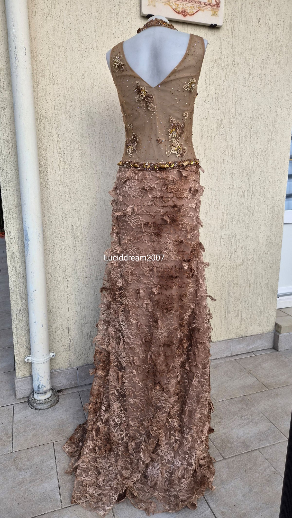 Robe marron et beige brodée