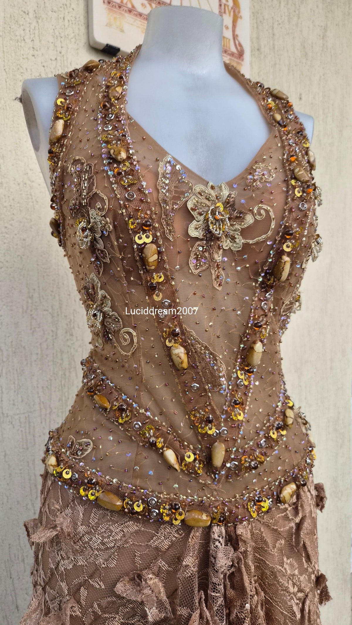 Robe marron et beige brodée