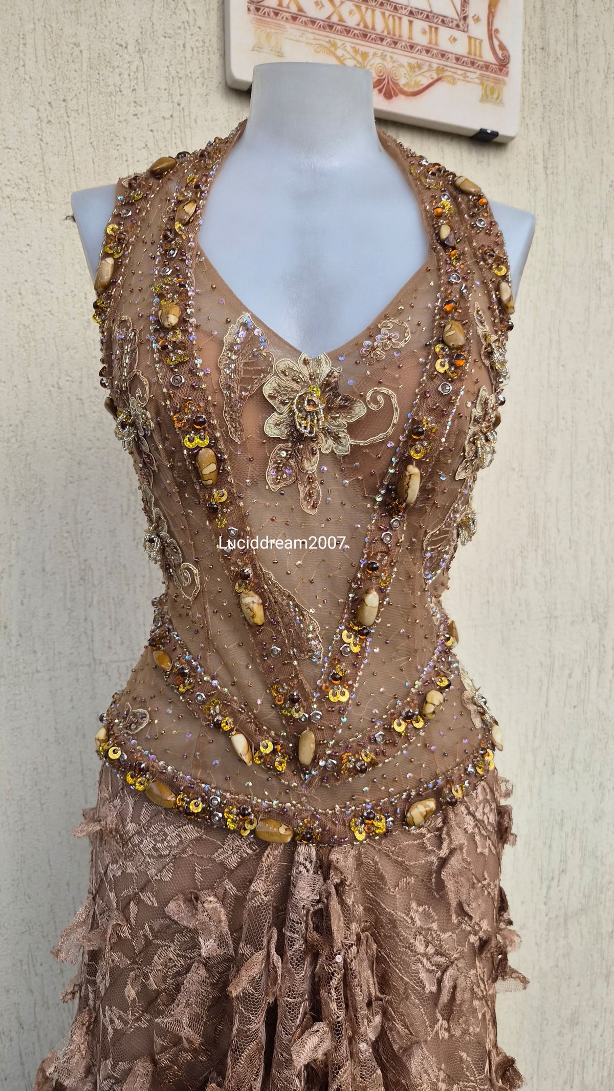 Robe marron et beige brodée