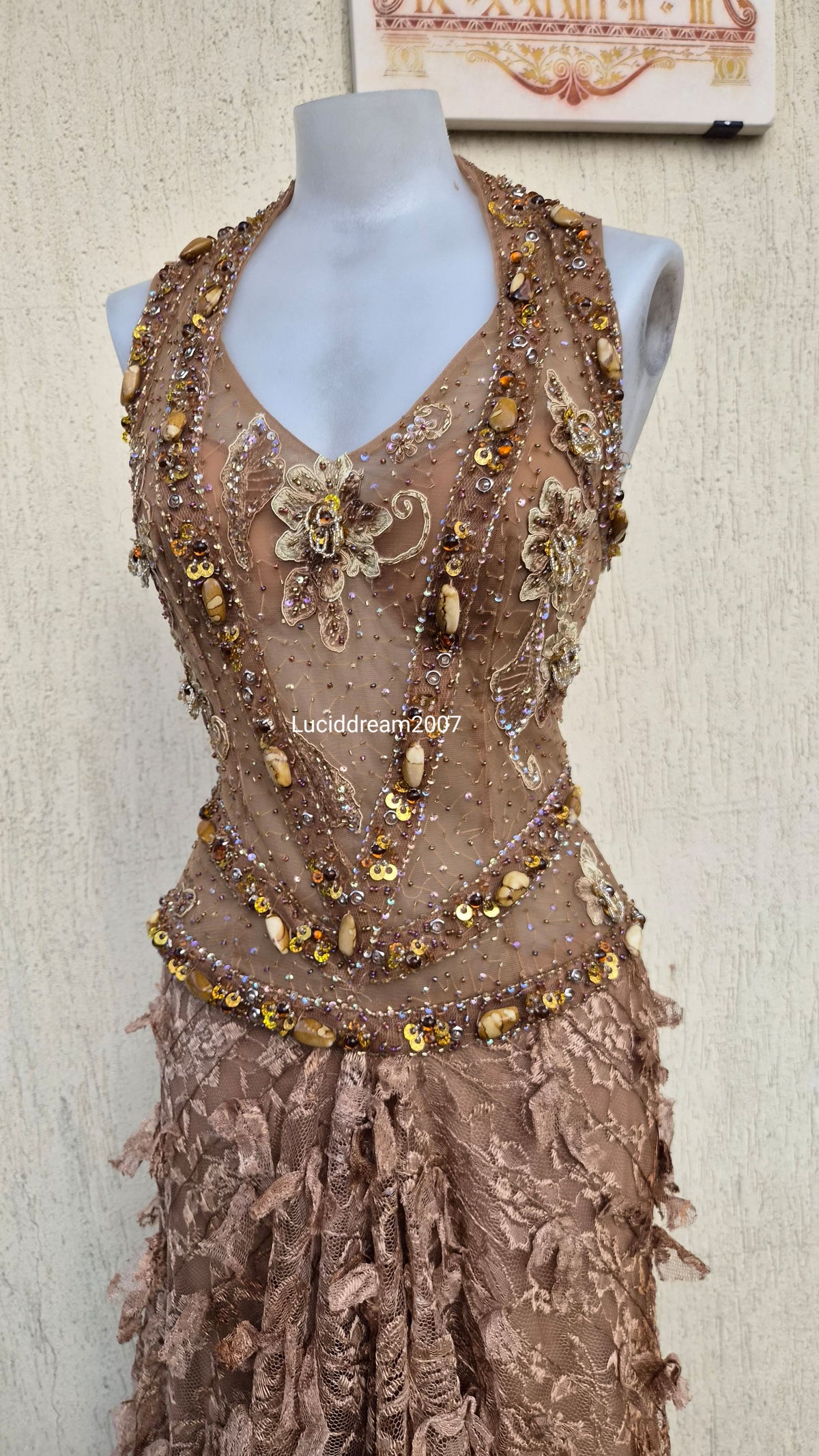 Robe marron et beige brodée