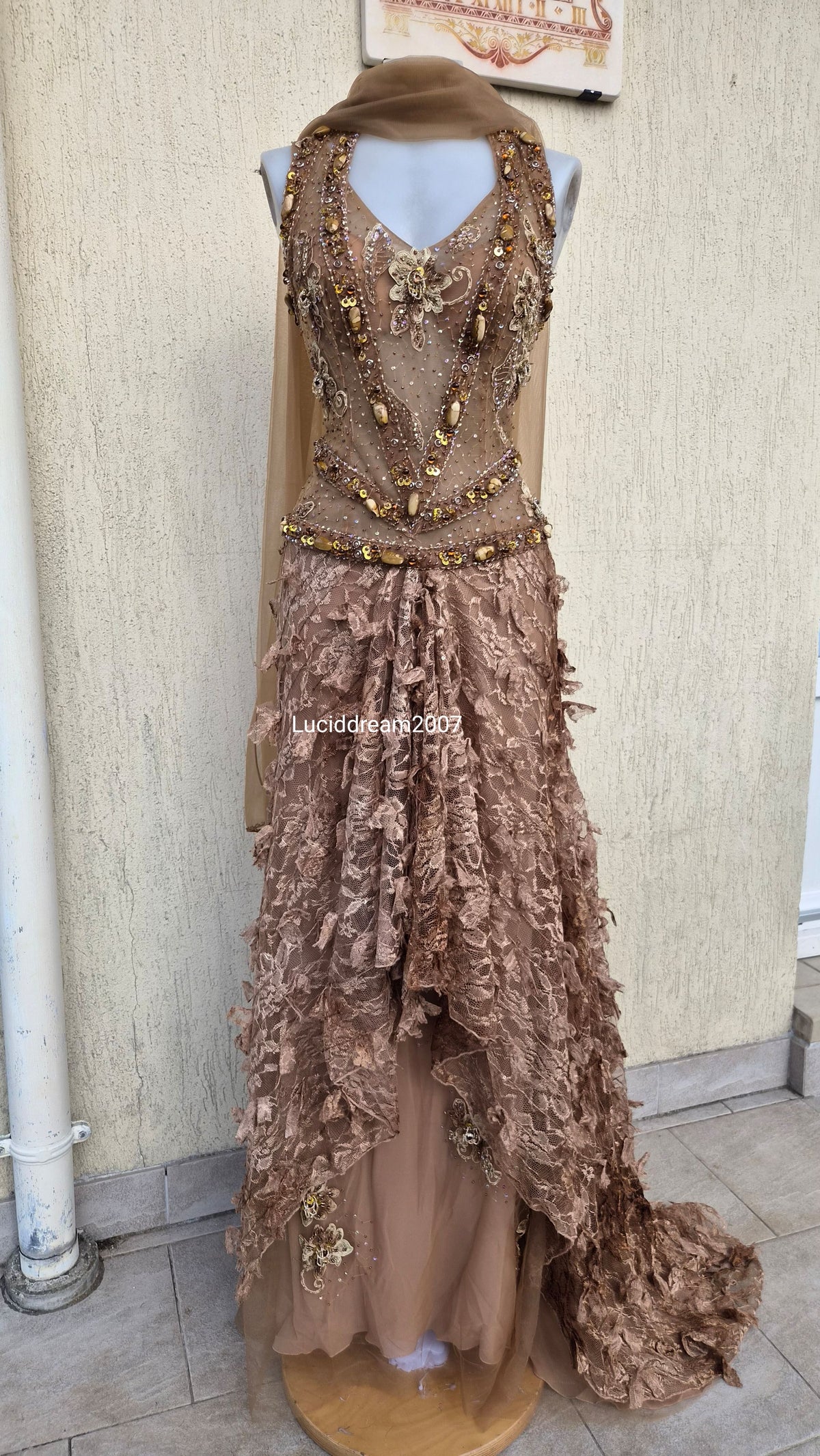 Robe marron et beige brodée