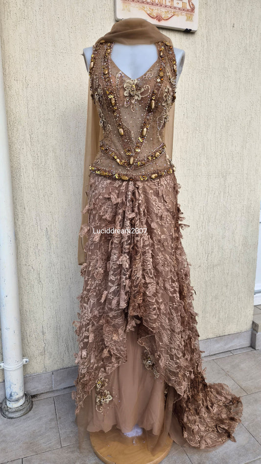 Robe marron et beige brodée