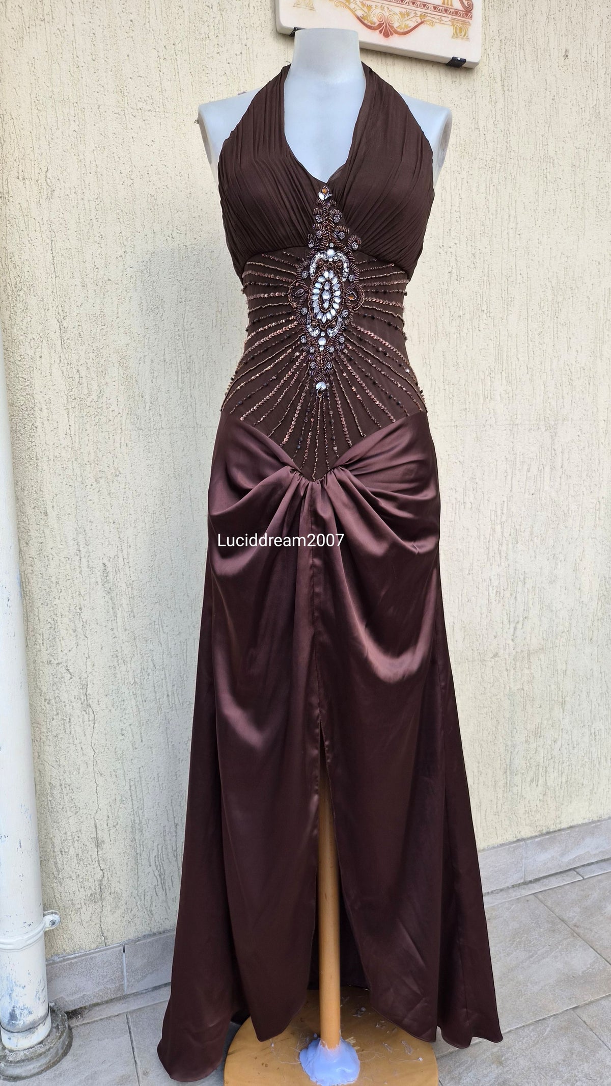 Robe marron brodée et satinée