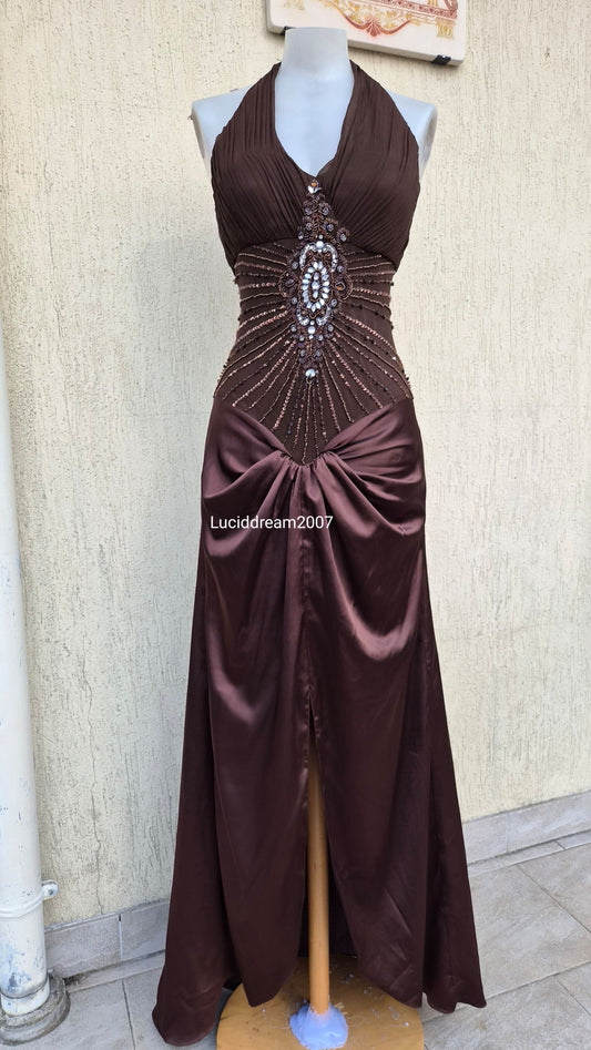 Robe marron brodée et satinée