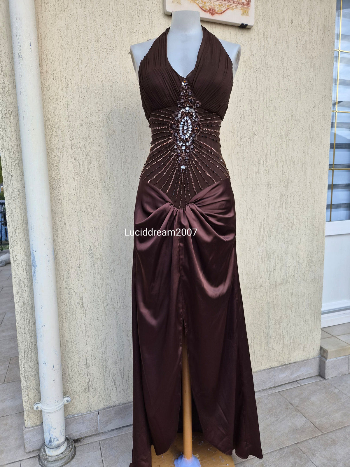 Robe marron brodée et satinée
