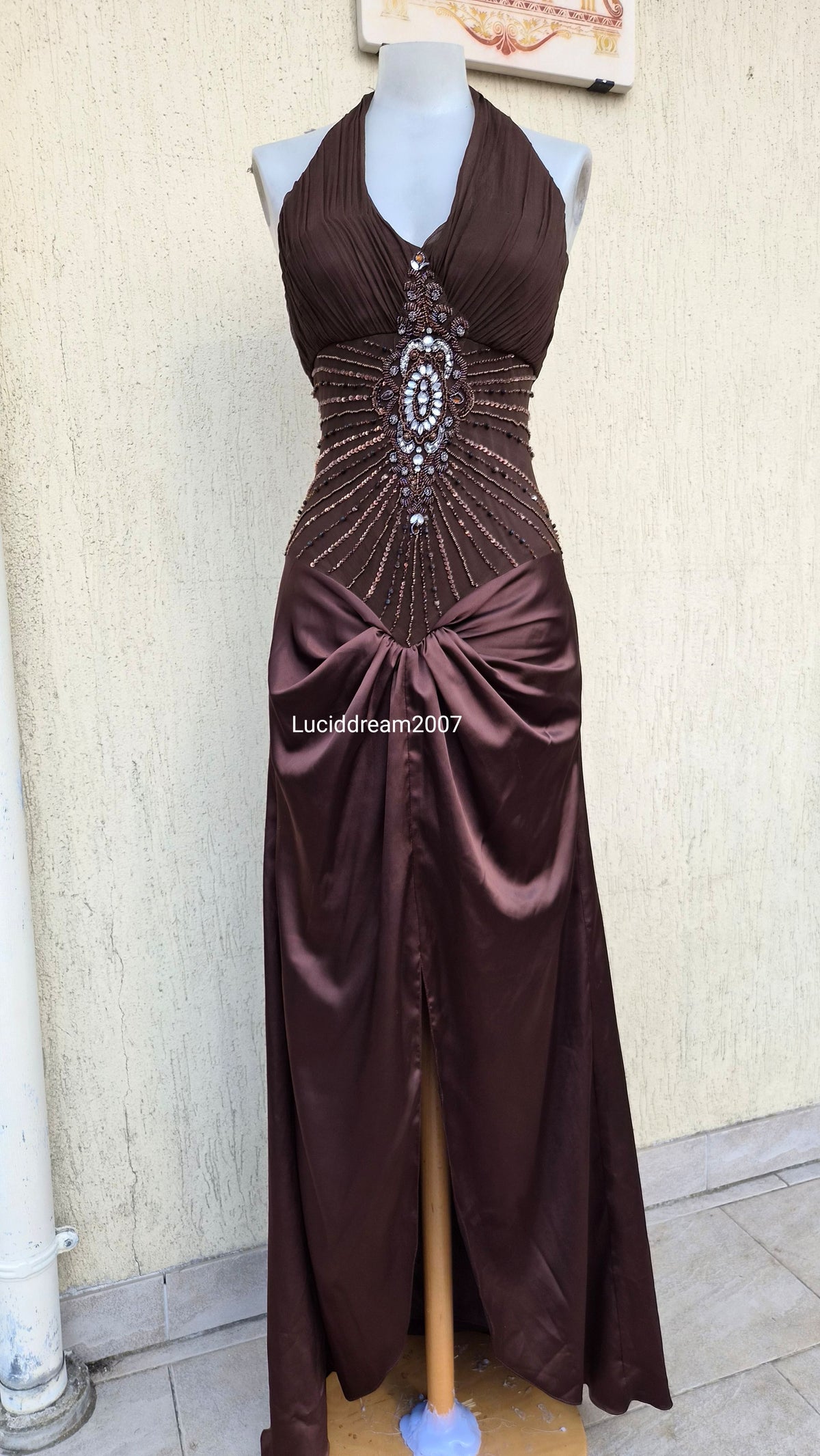 Robe marron brodée et satinée