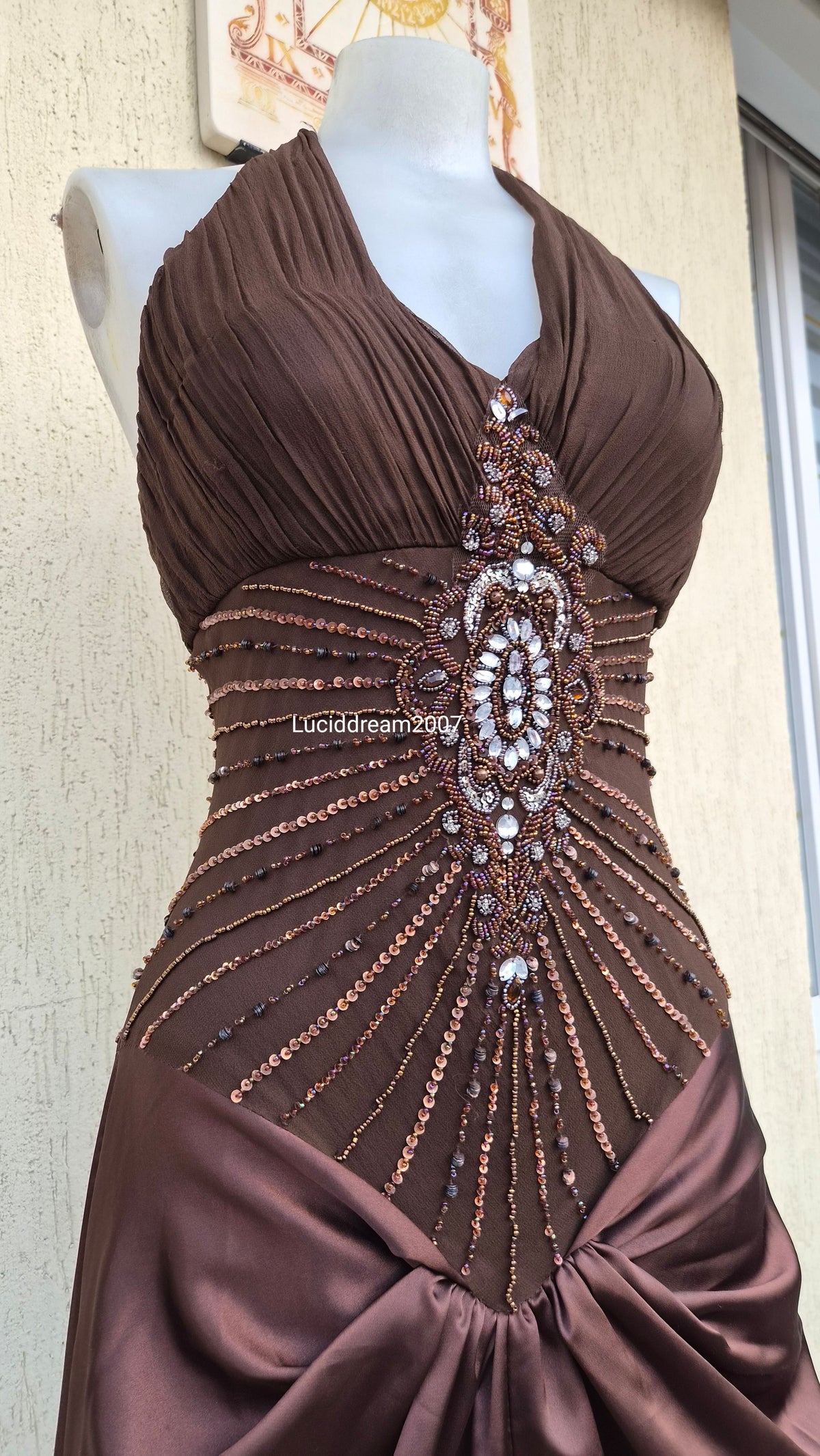 Robe marron brodée et satinée
