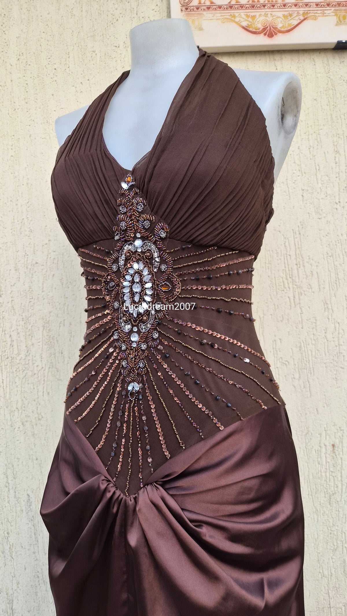 Robe marron brodée et satinée