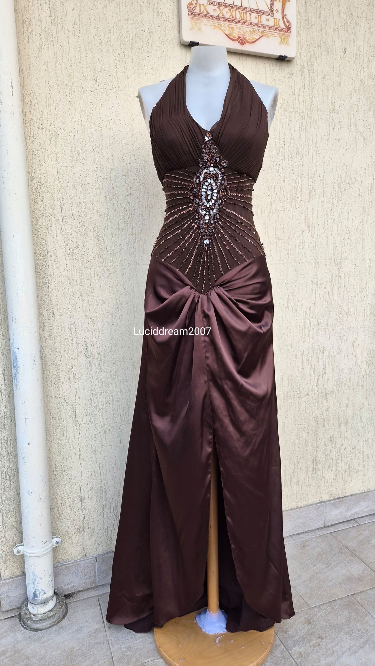 Robe marron brodée et satinée