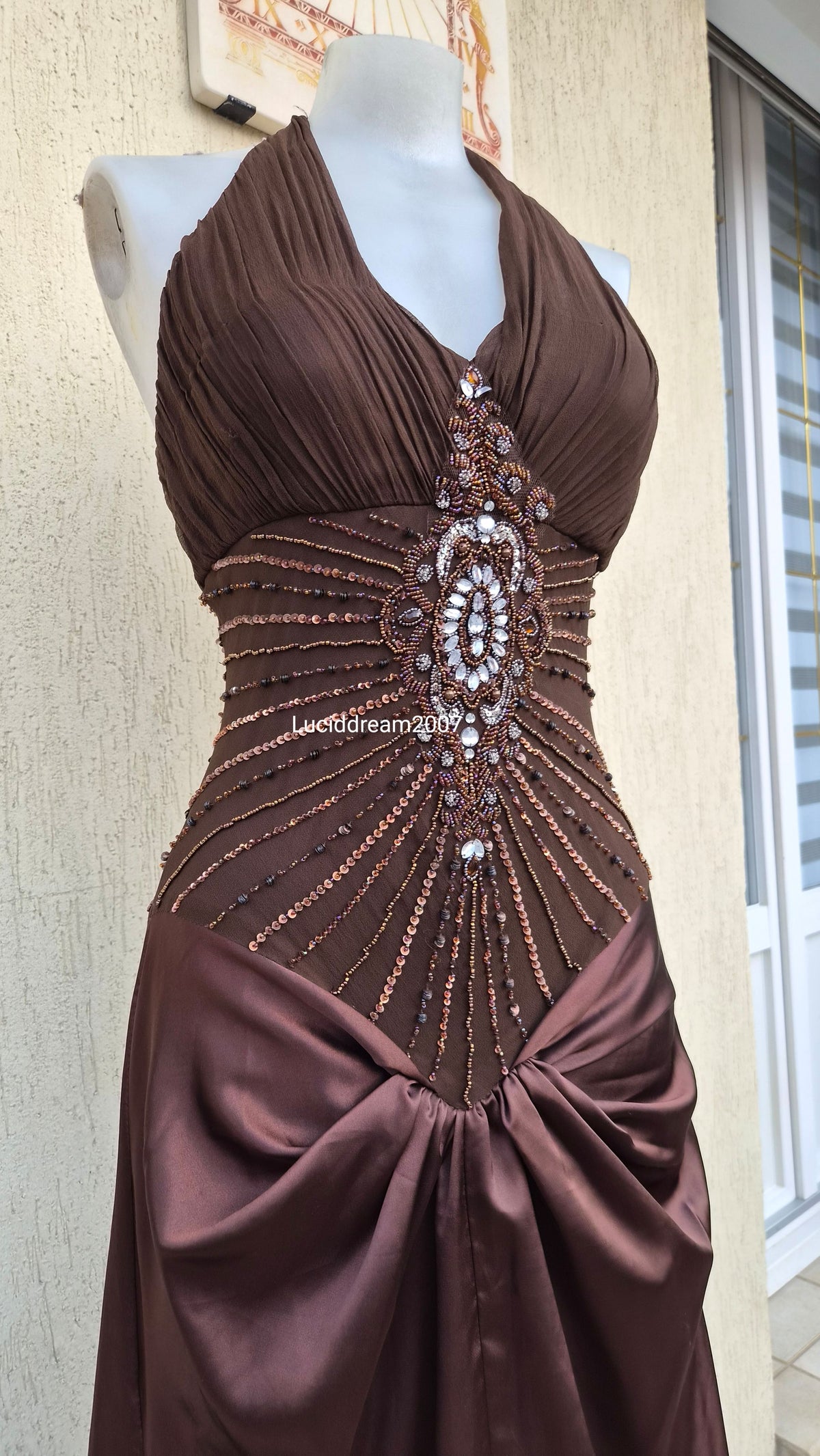 Robe marron brodée et satinée