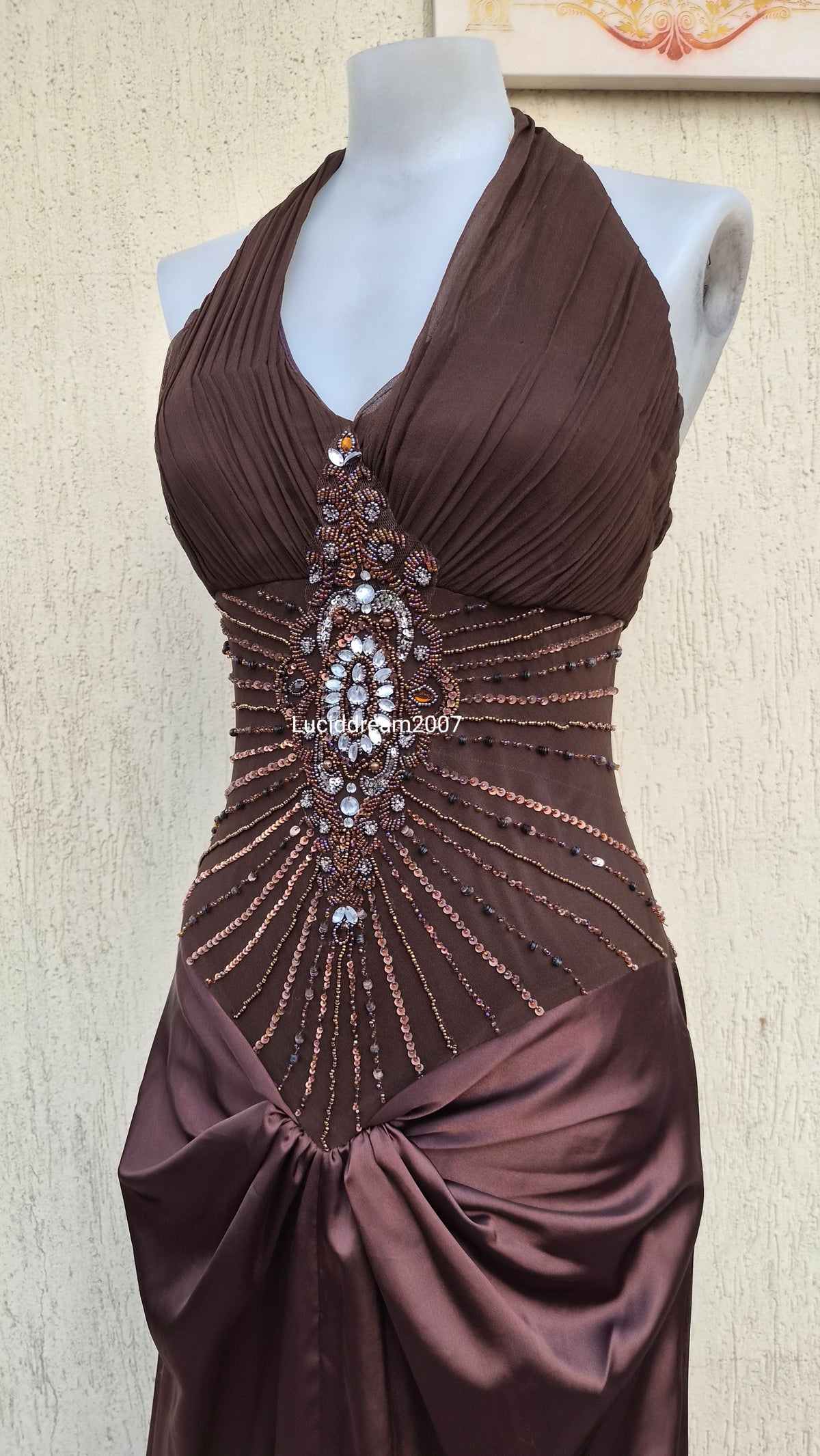 Robe marron brodée et satinée