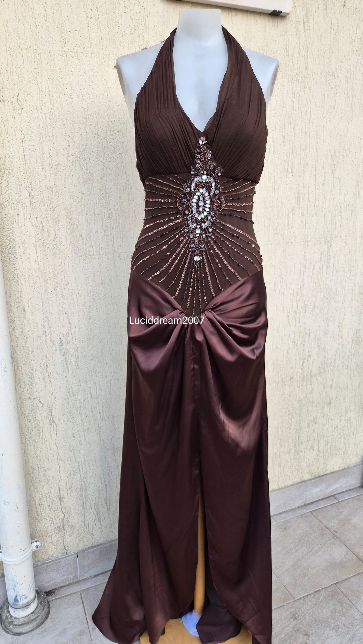 Robe marron brodée et satinée