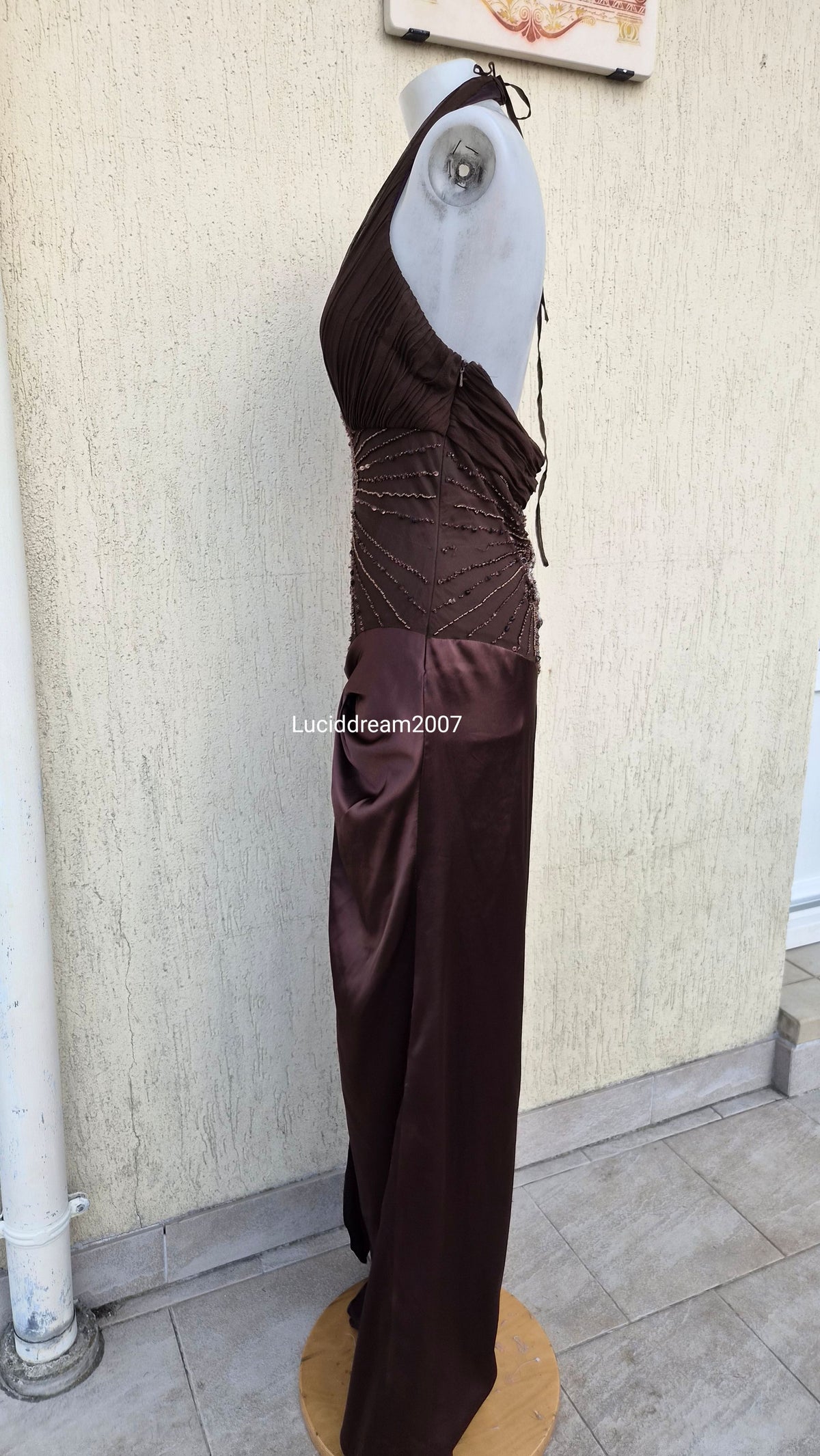 Robe marron brodée et satinée