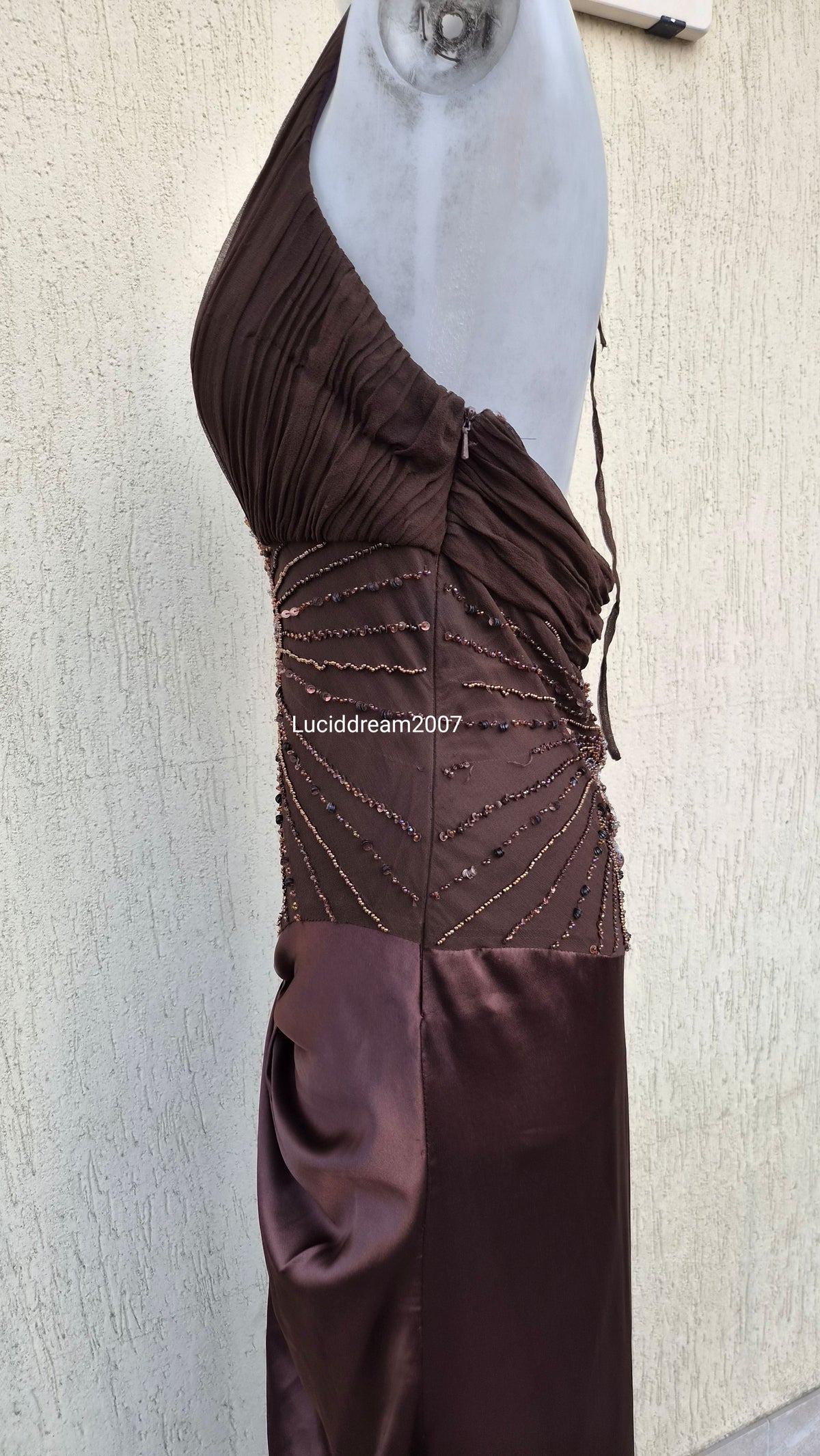Robe marron brodée et satinée