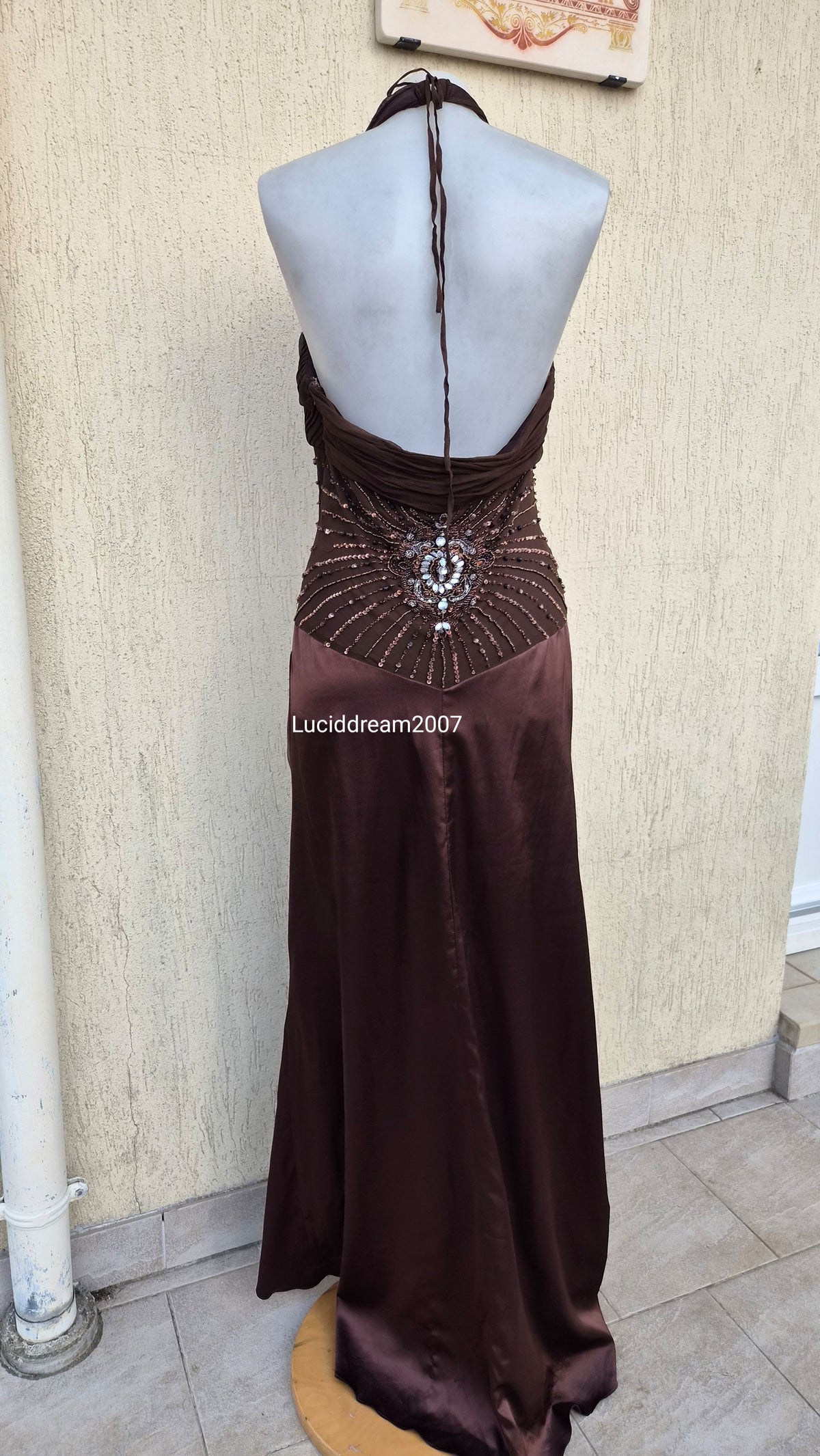 Robe marron brodée et satinée
