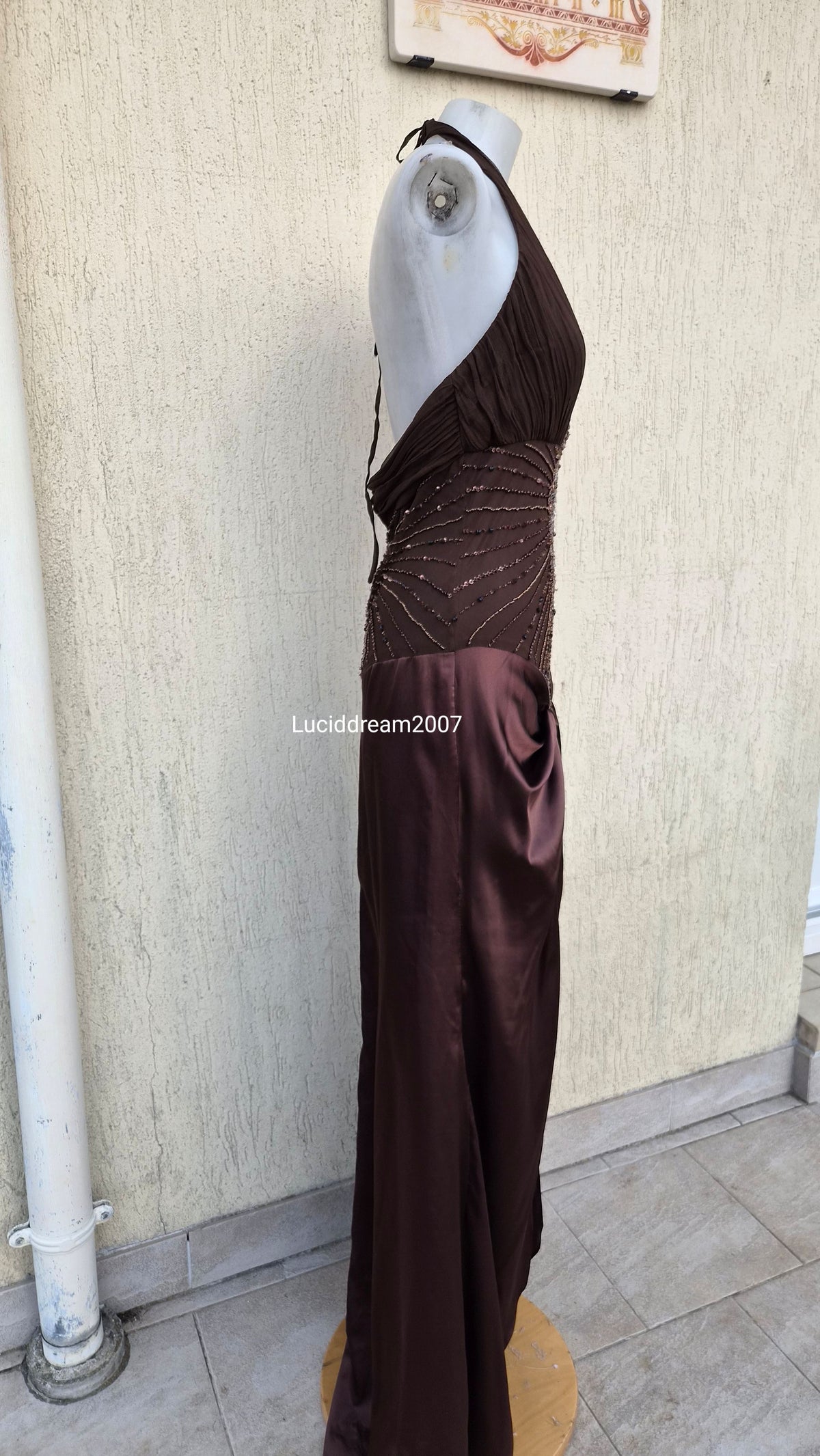 Robe marron brodée et satinée