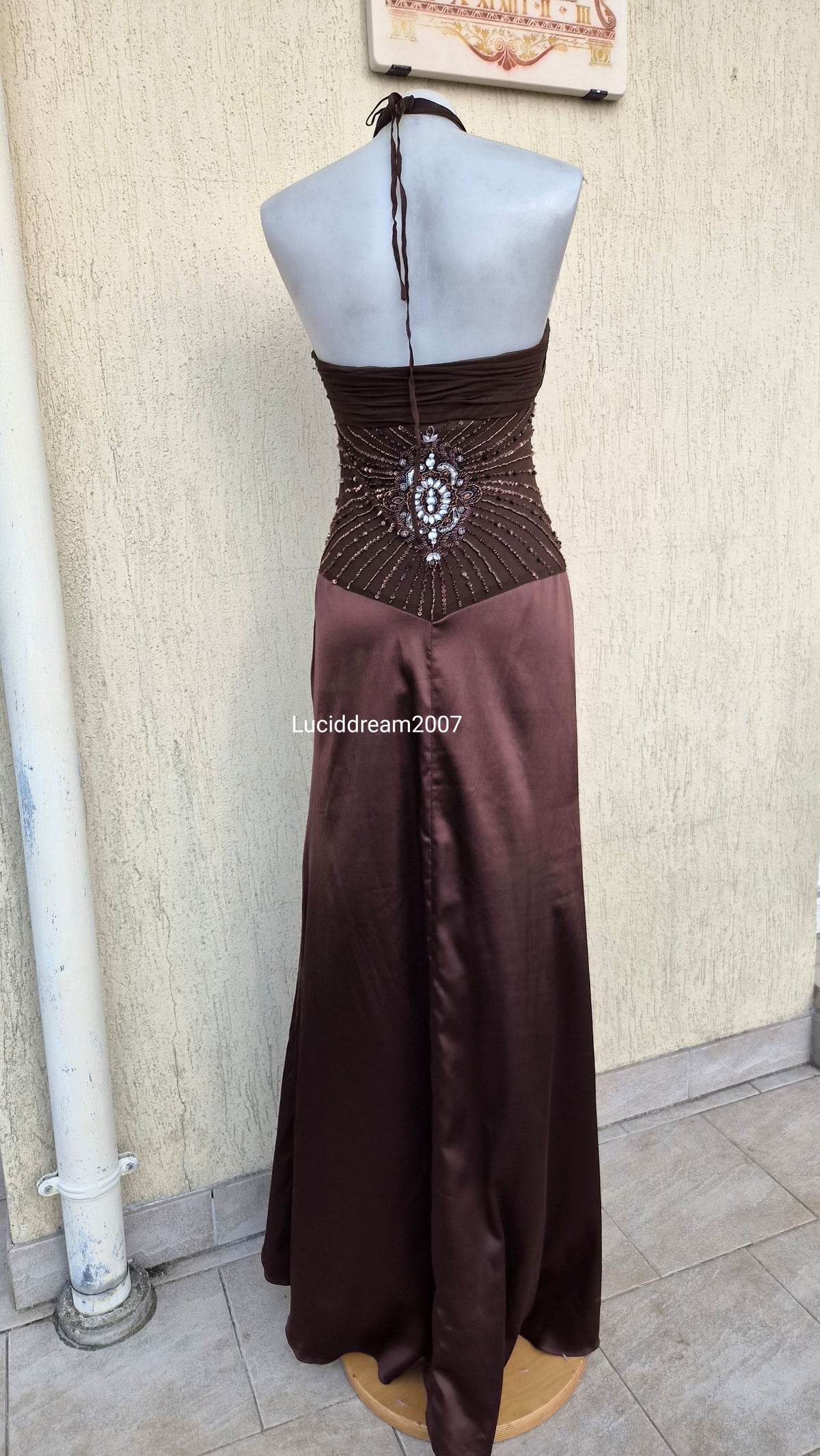 Robe marron brodée et satinée