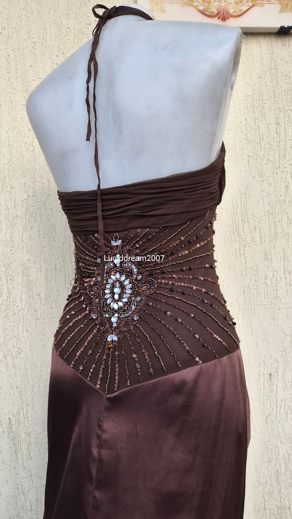 Robe marron brodée et satinée