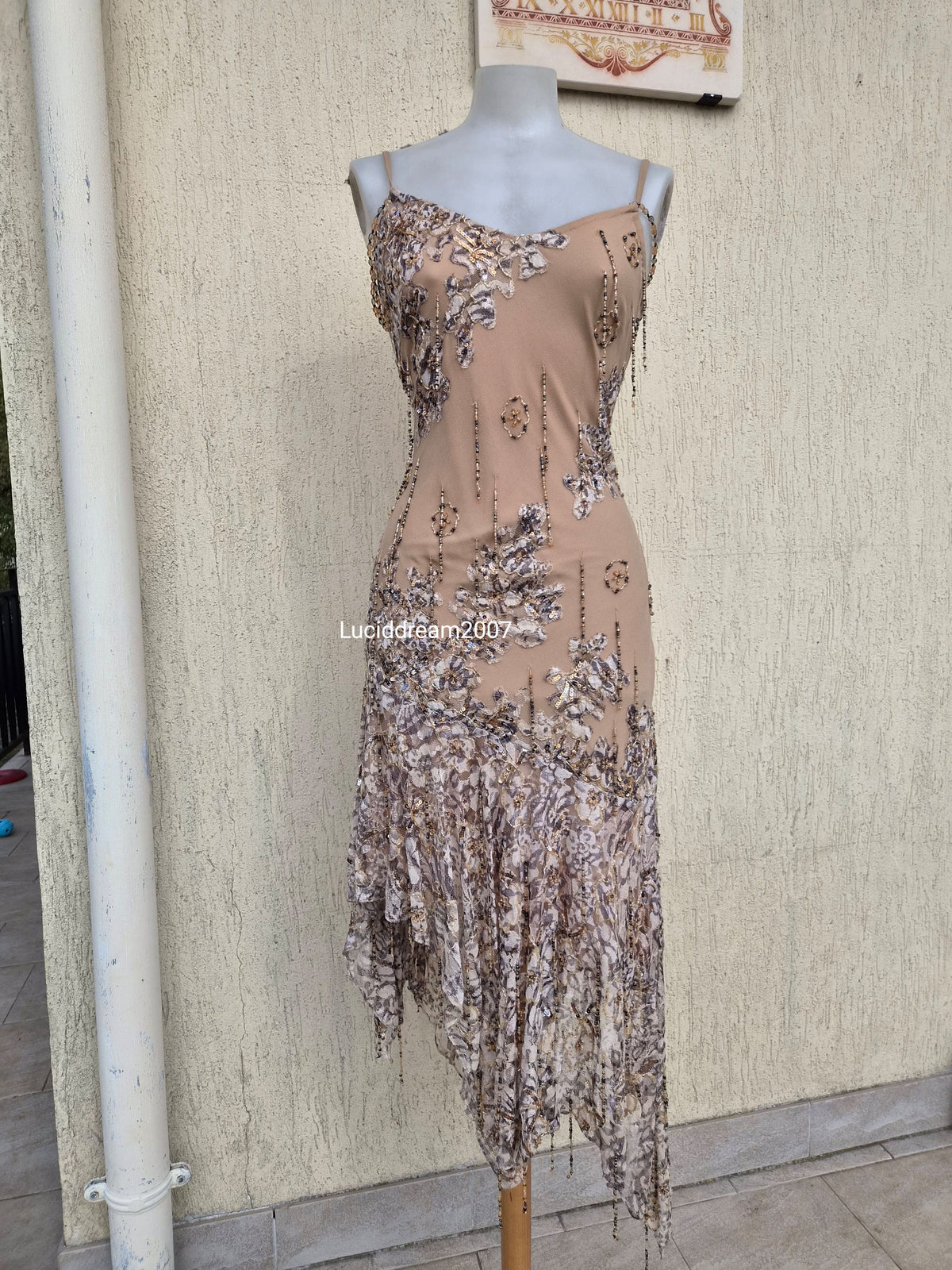Robe en soie brodée