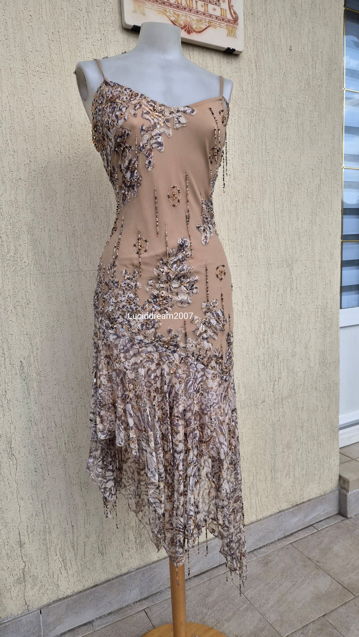 Robe en soie brodée