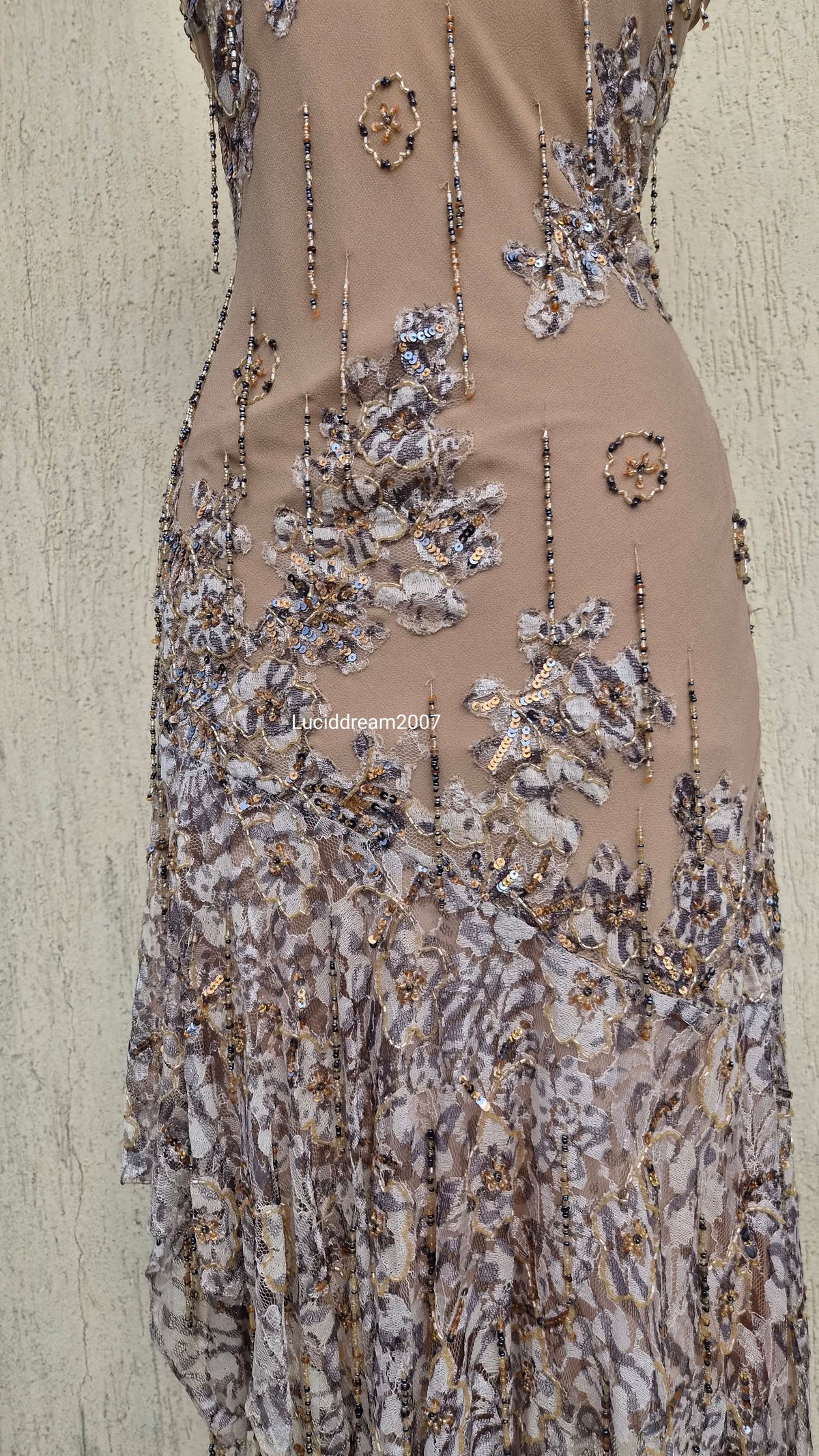 Robe en soie brodée