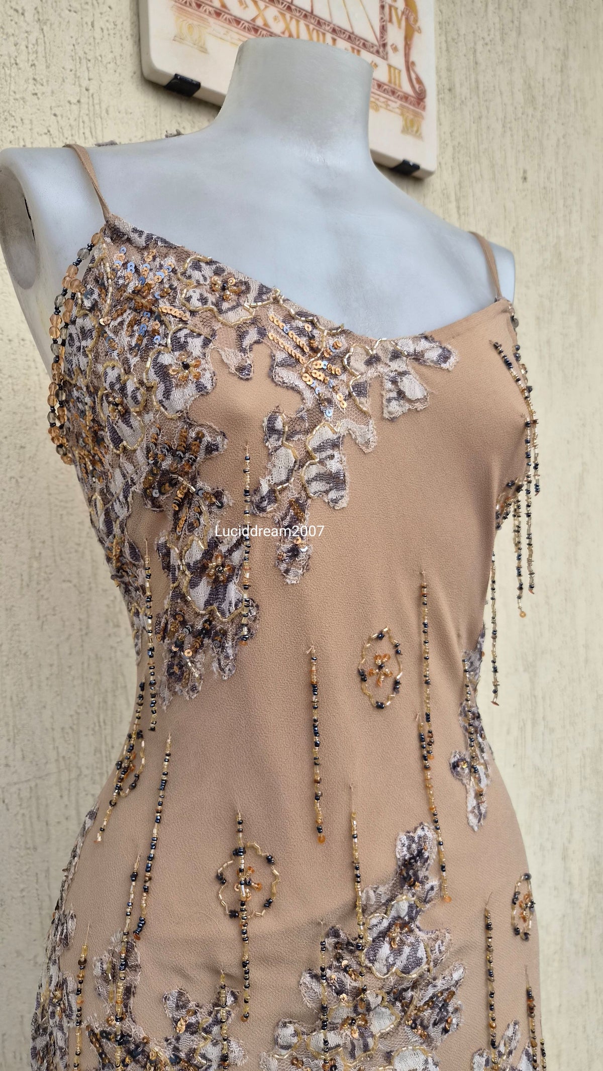 Robe en soie brodée