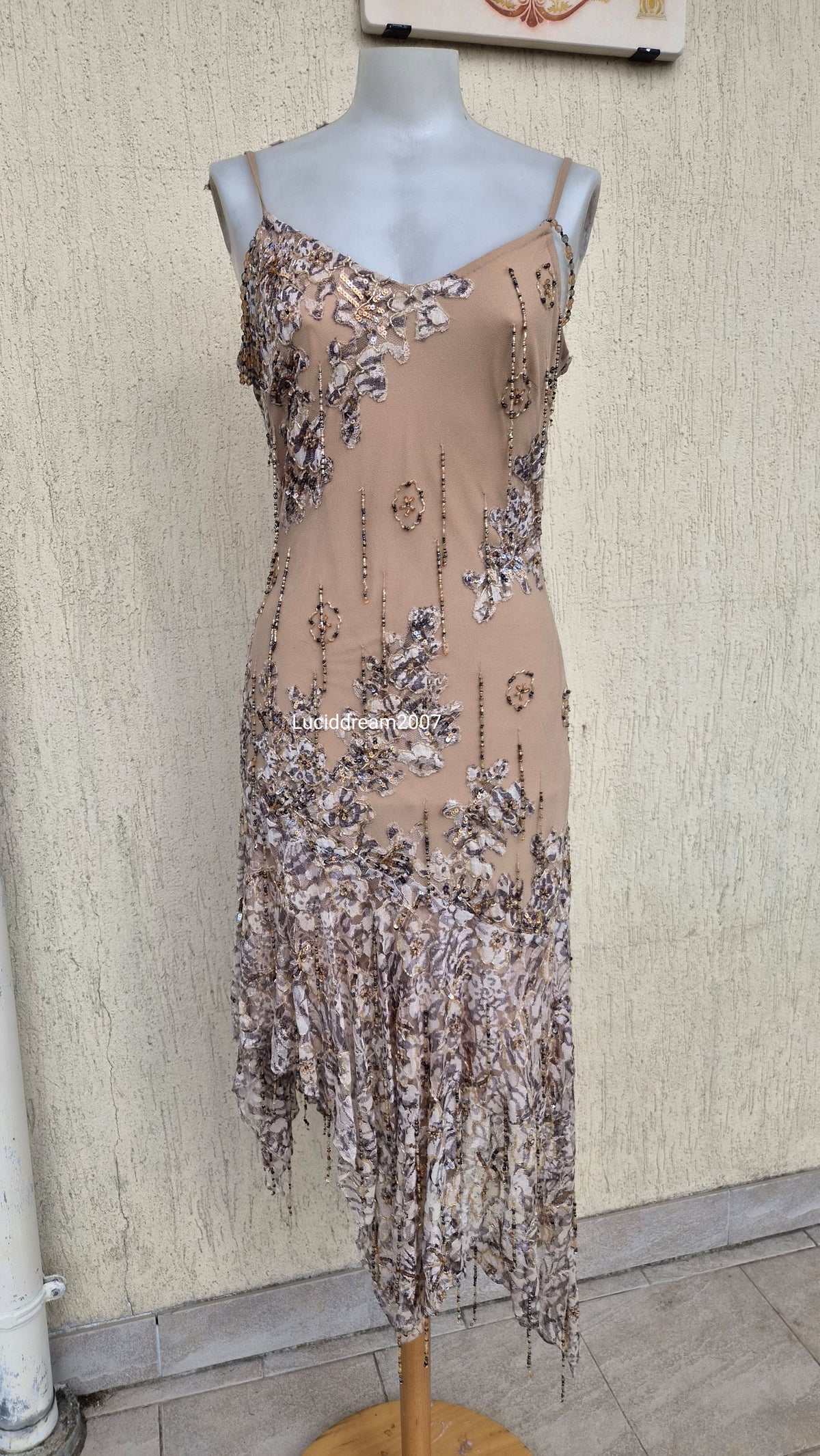 Robe en soie brodée