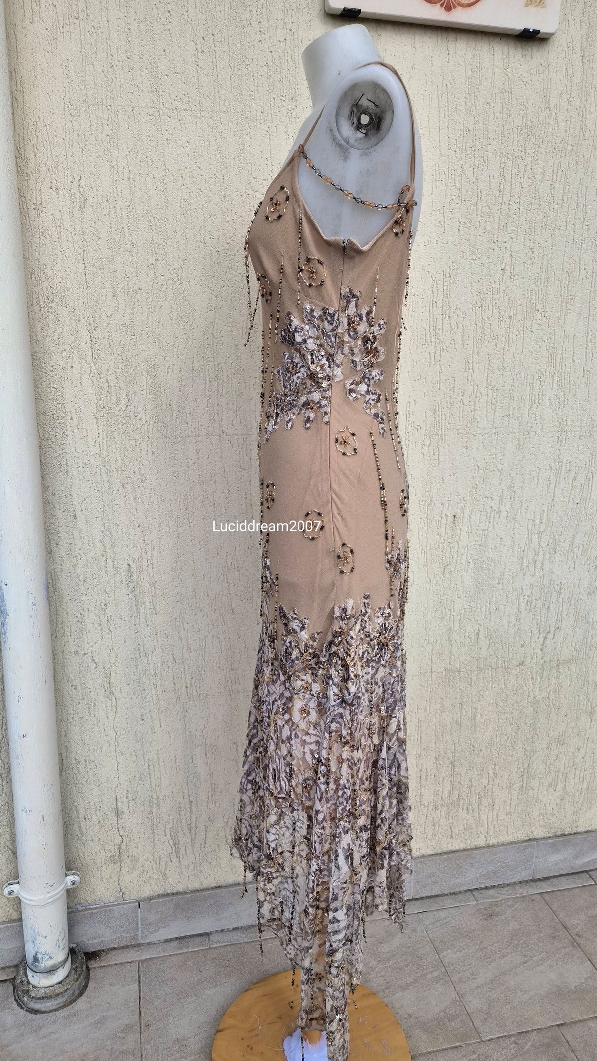 Robe en soie brodée