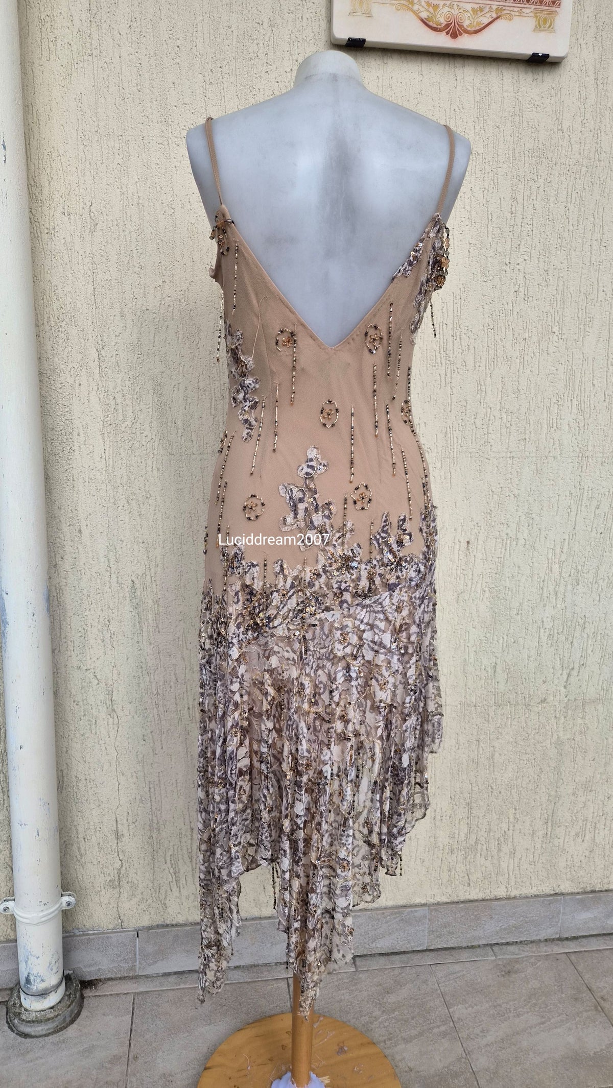 Robe en soie brodée