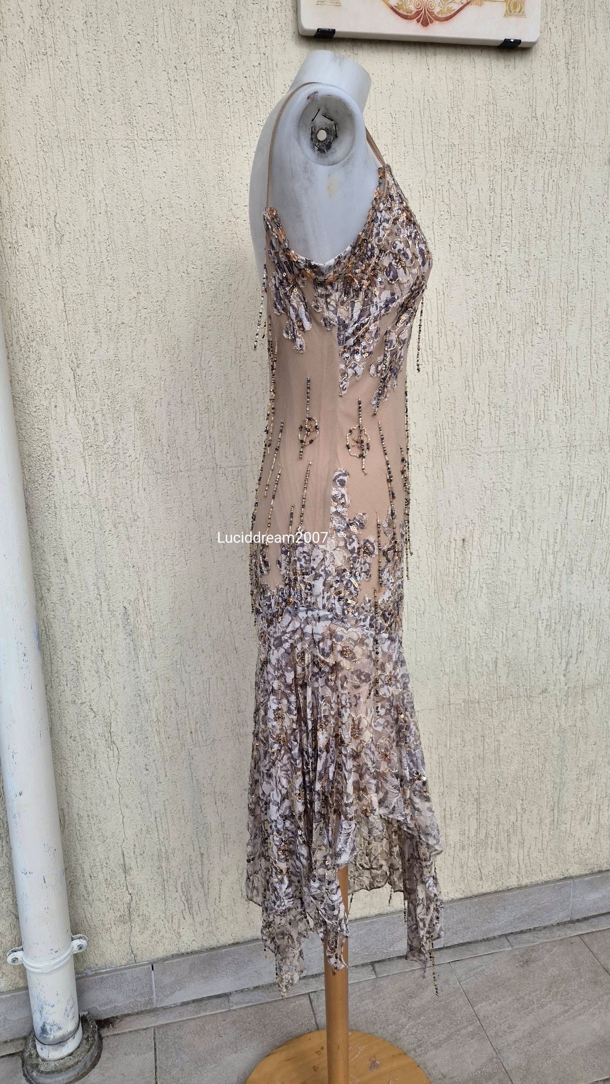 Robe en soie brodée