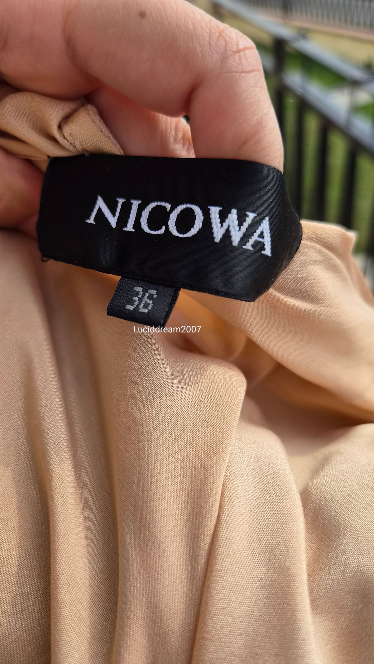 Robe en soie brodée