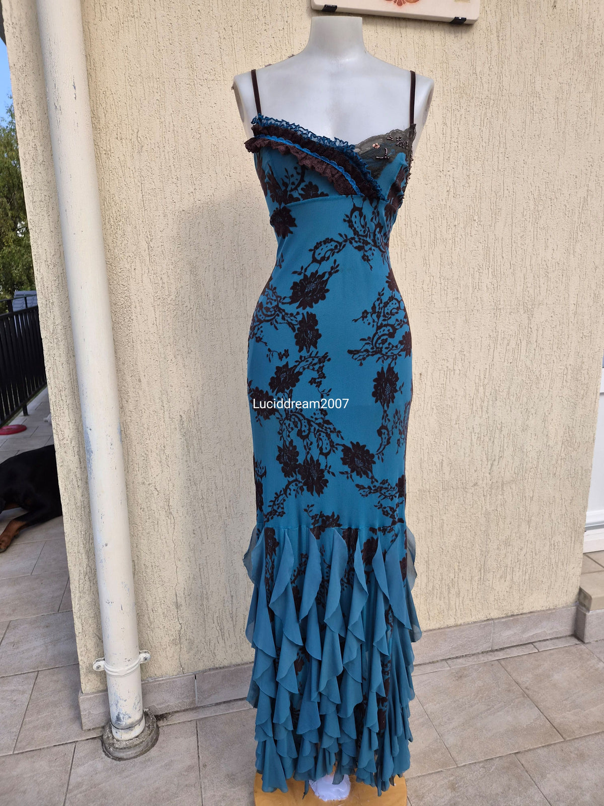 Robe bleue dentelle marron