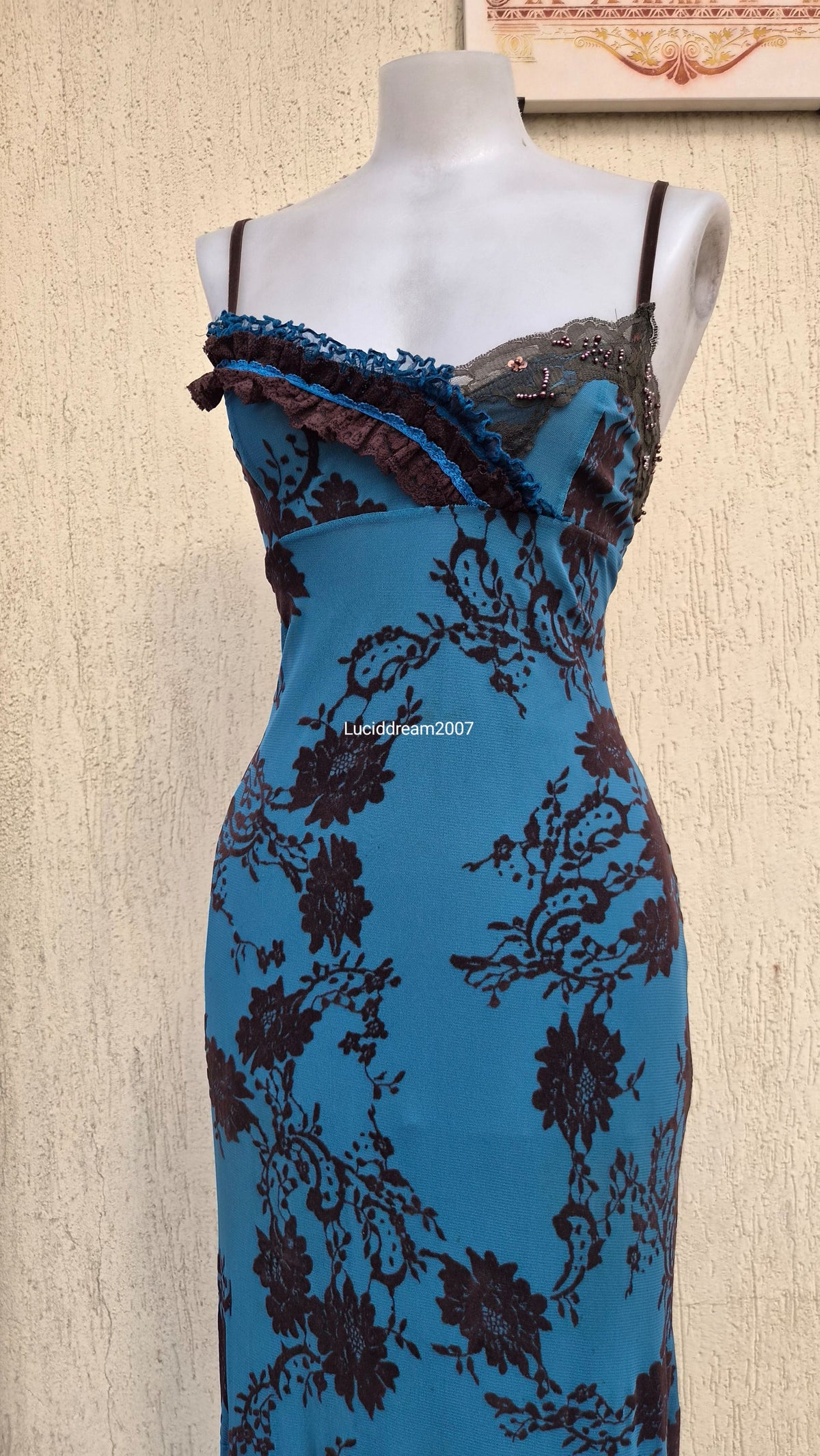 Robe bleue dentelle marron