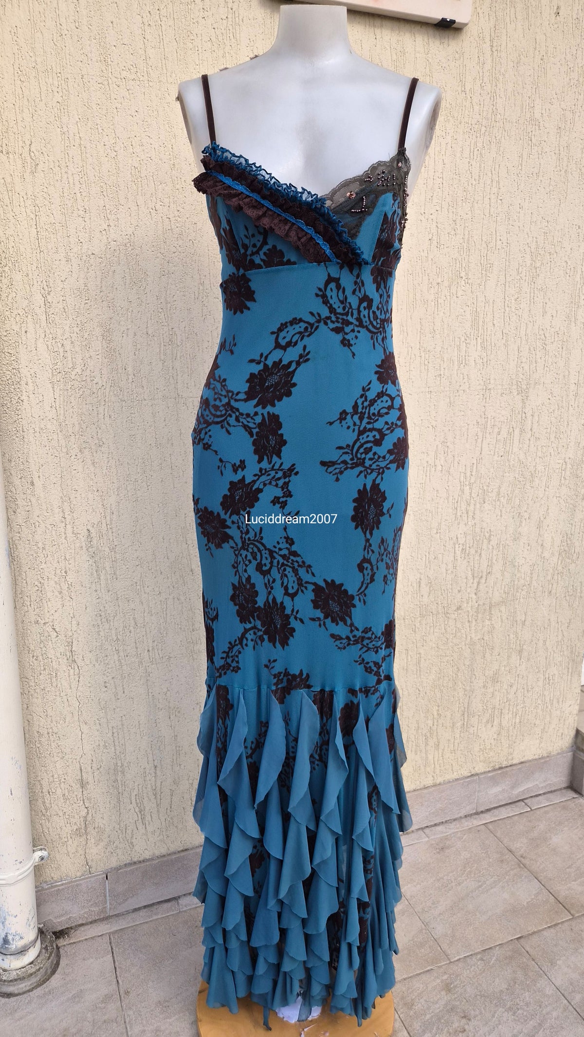 Robe bleue dentelle marron