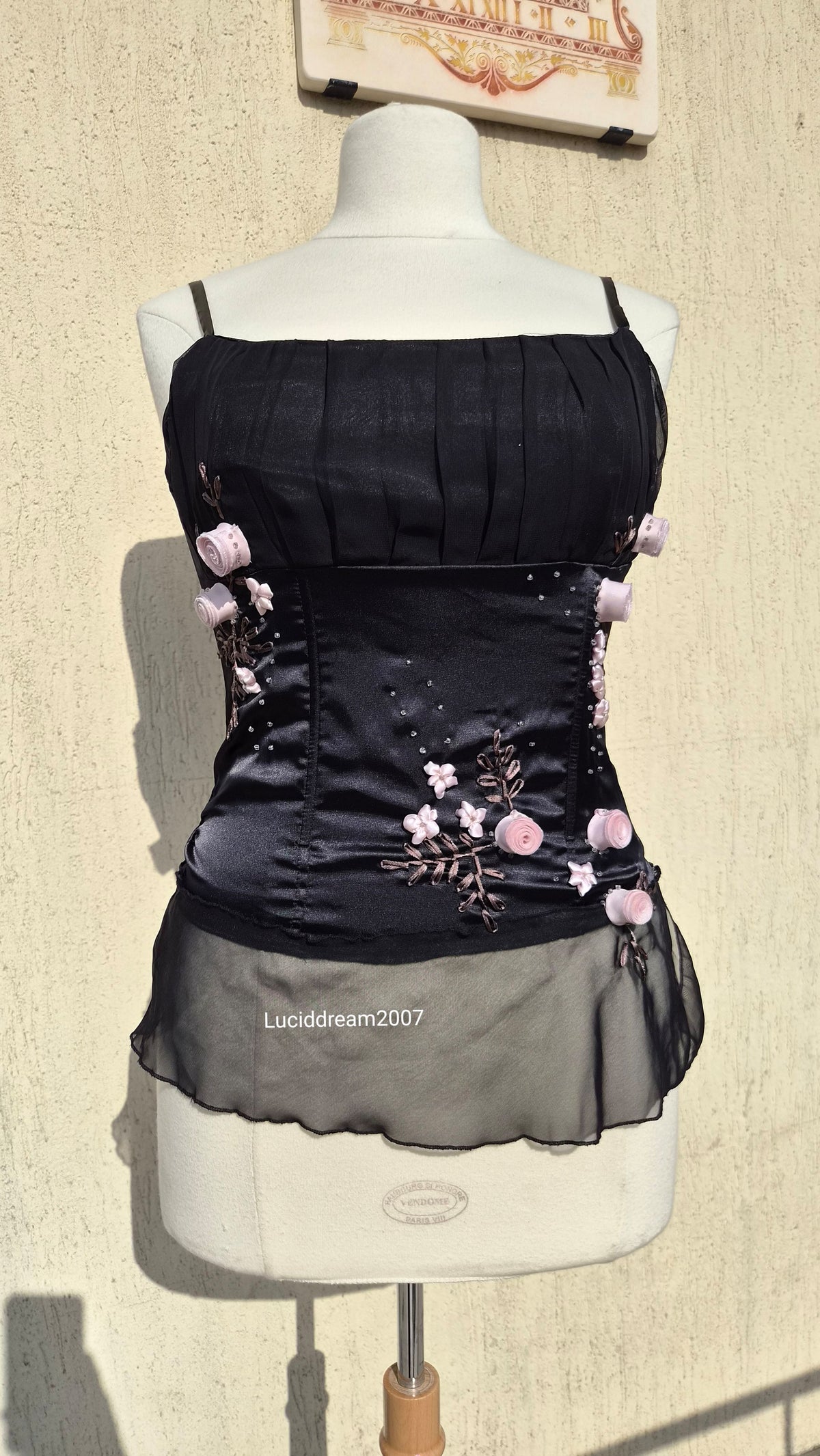 Haut noir détails fleurs 3D