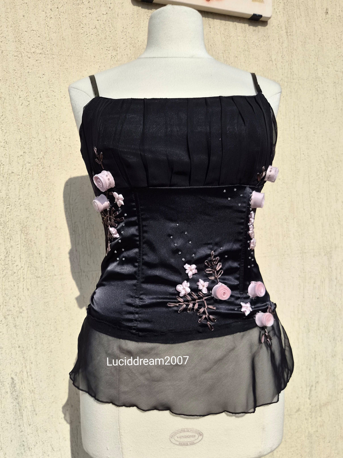 Haut noir détails fleurs 3D