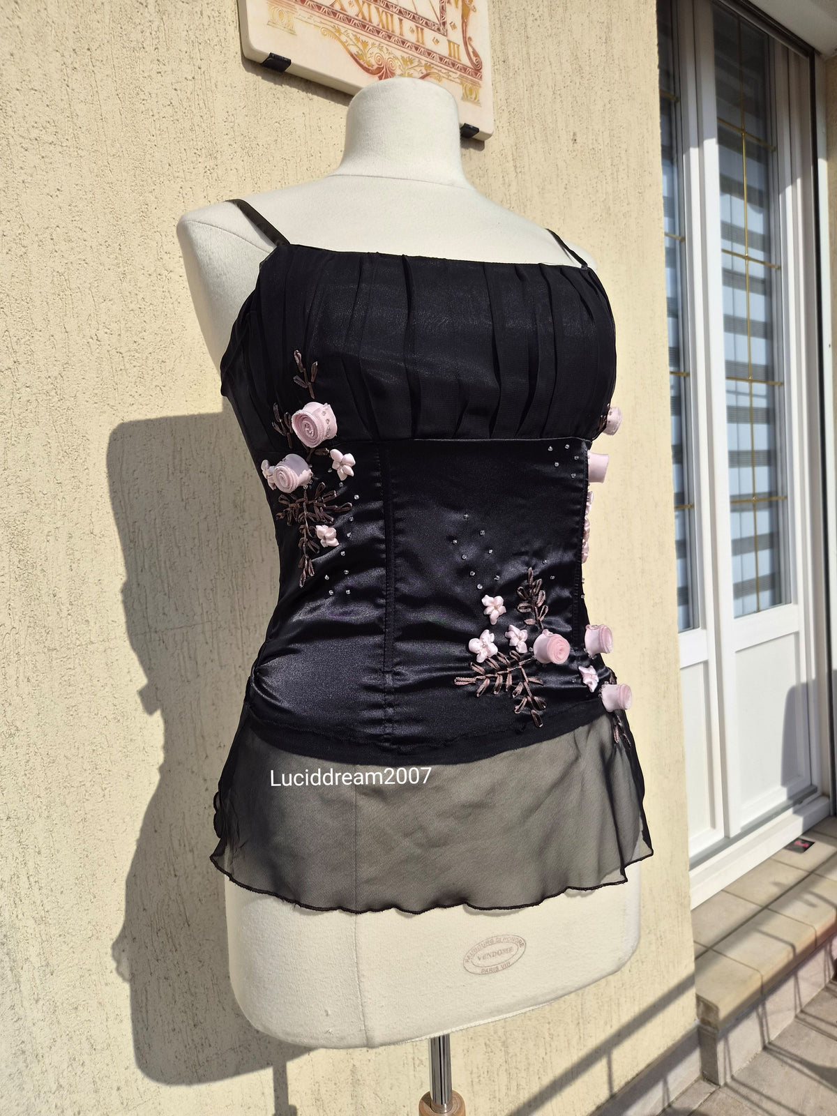 Haut noir détails fleurs 3D