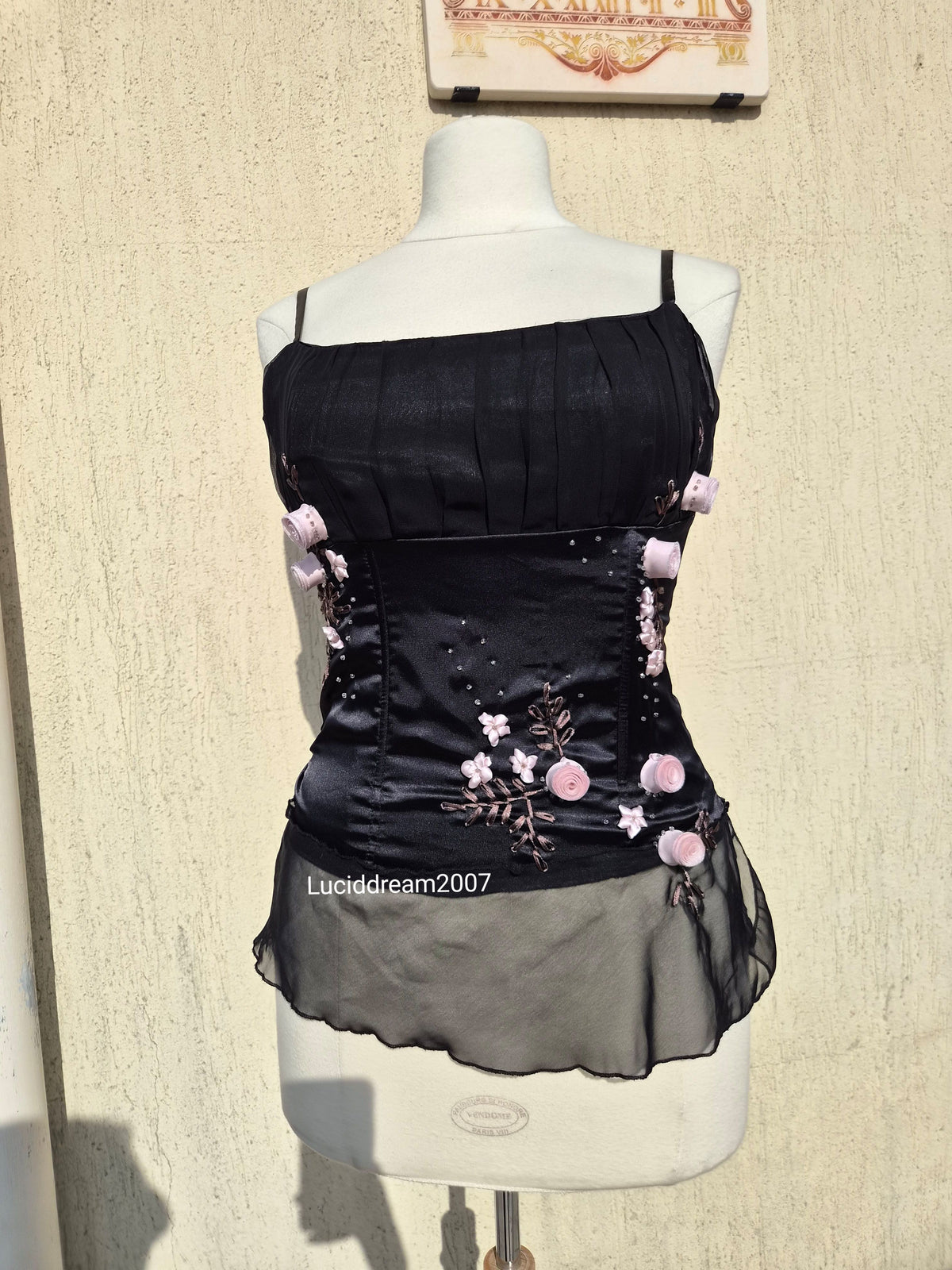 Haut noir détails fleurs 3D