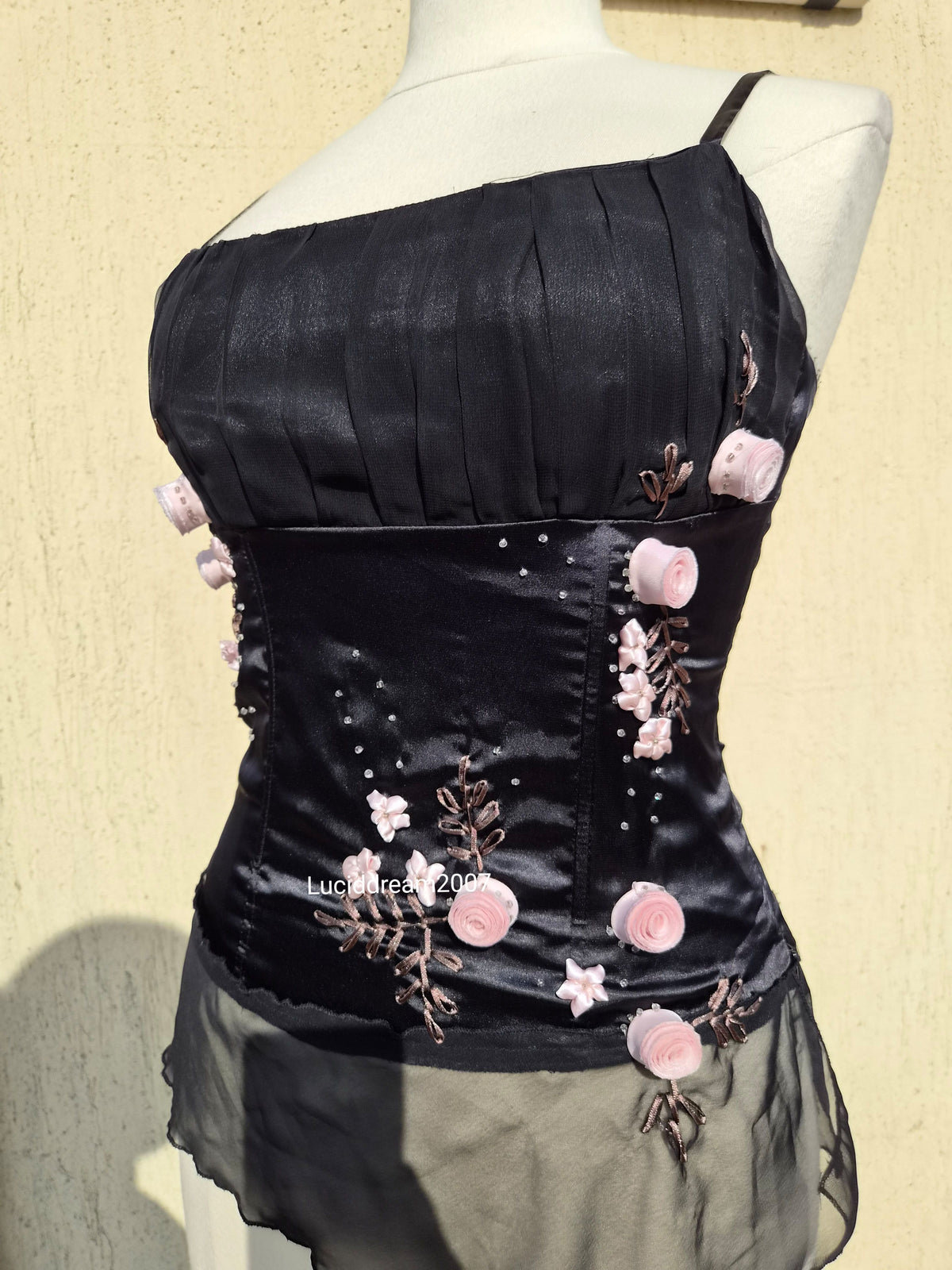 Haut noir détails fleurs 3D