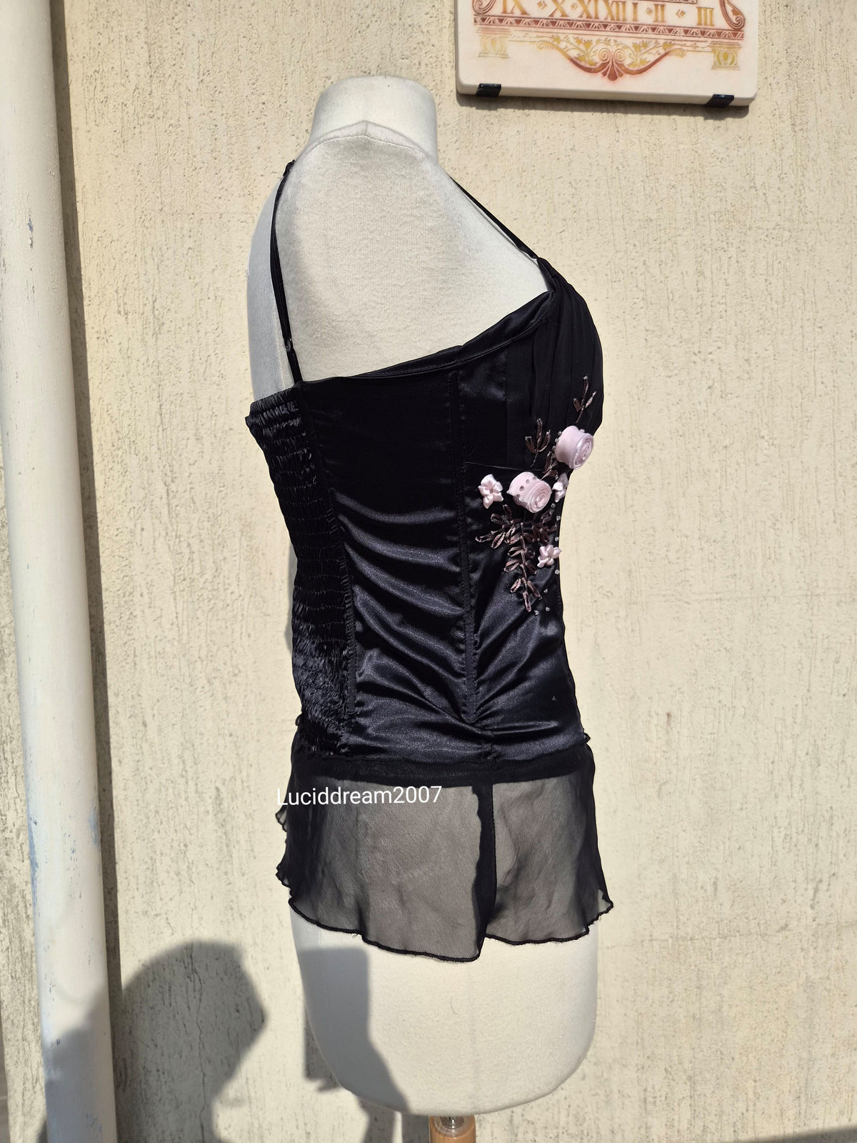 Haut noir détails fleurs 3D
