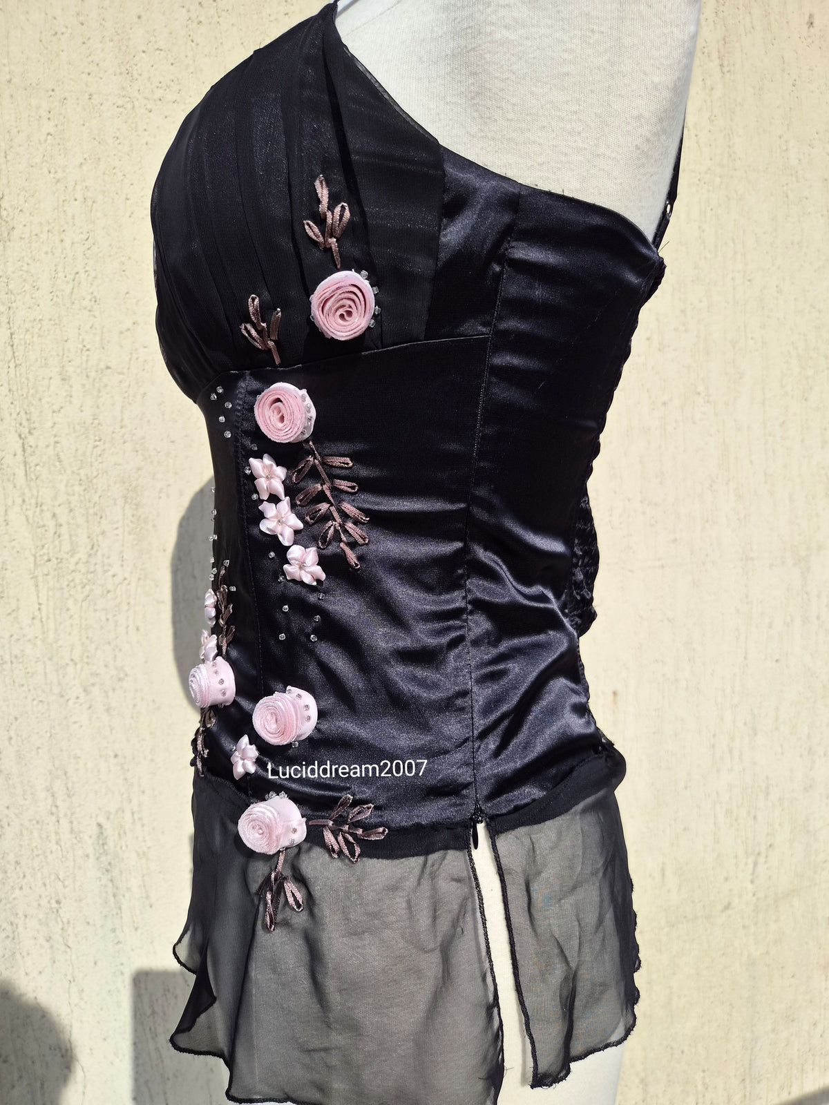 Haut noir détails fleurs 3D