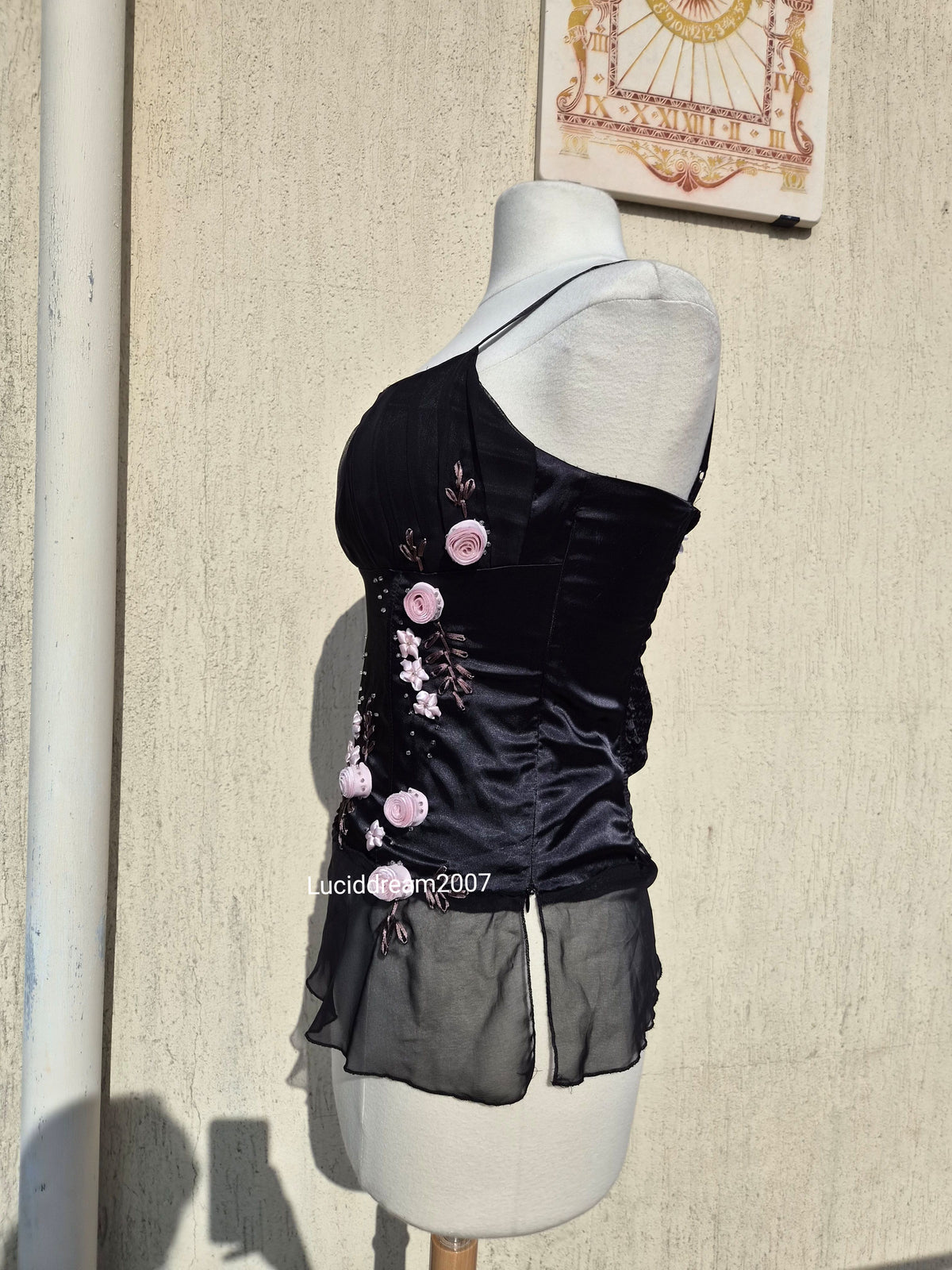 Haut noir détails fleurs 3D