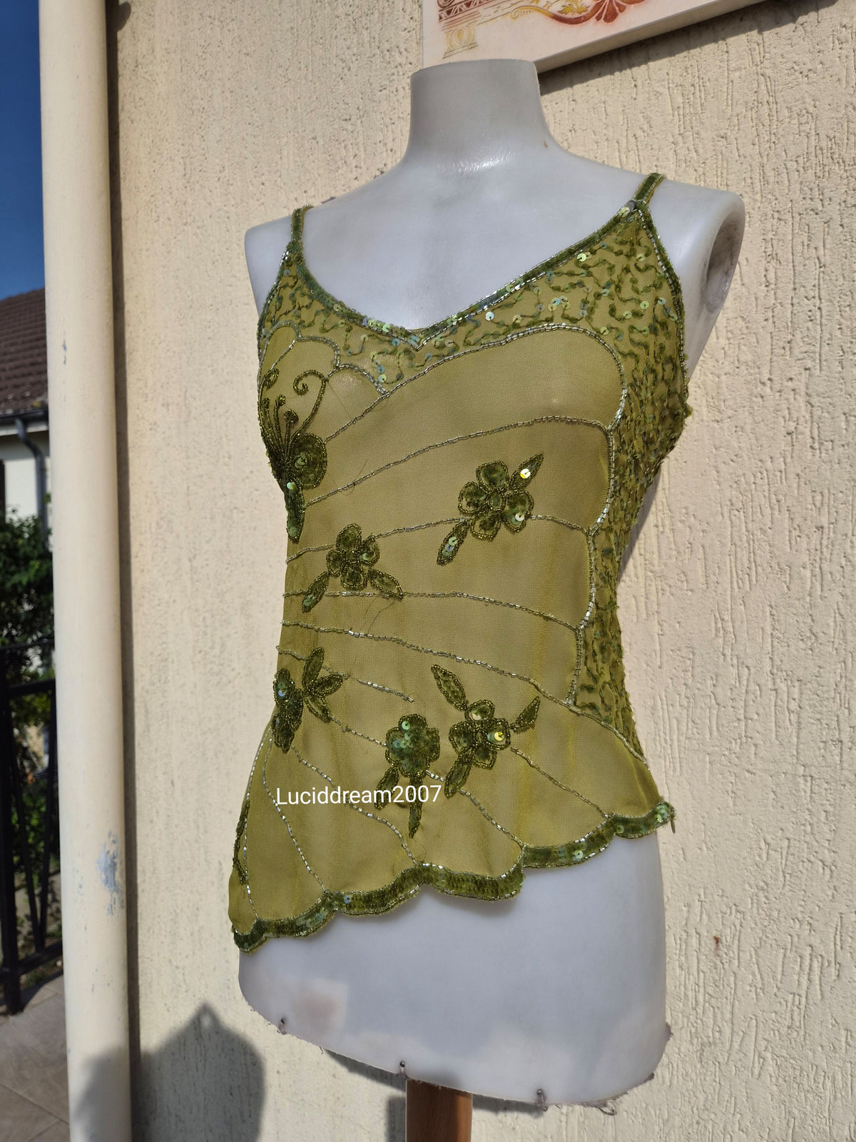 Haut en voile et sequins verts