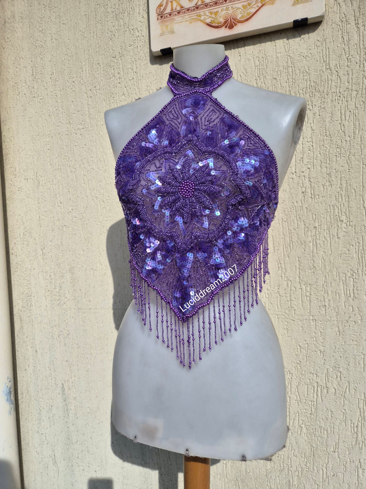 Dos nu brodé de sequins violet