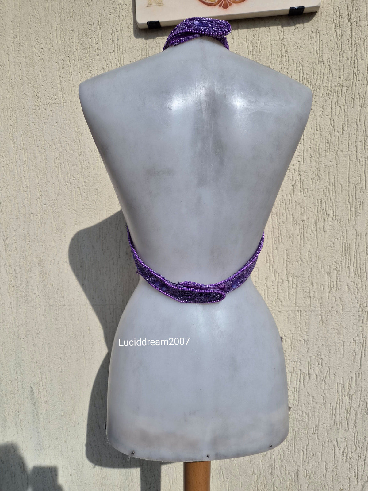 Dos nu brodé de sequins violet