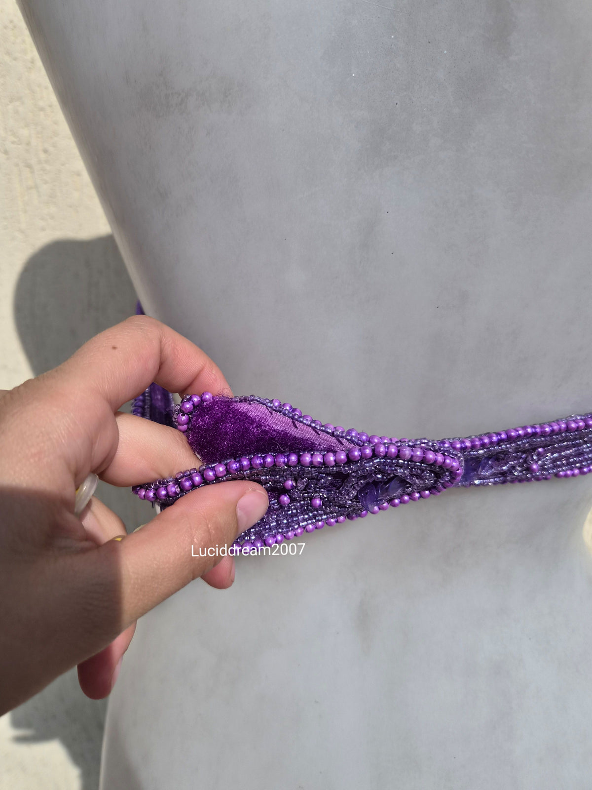Dos nu brodé de sequins violet