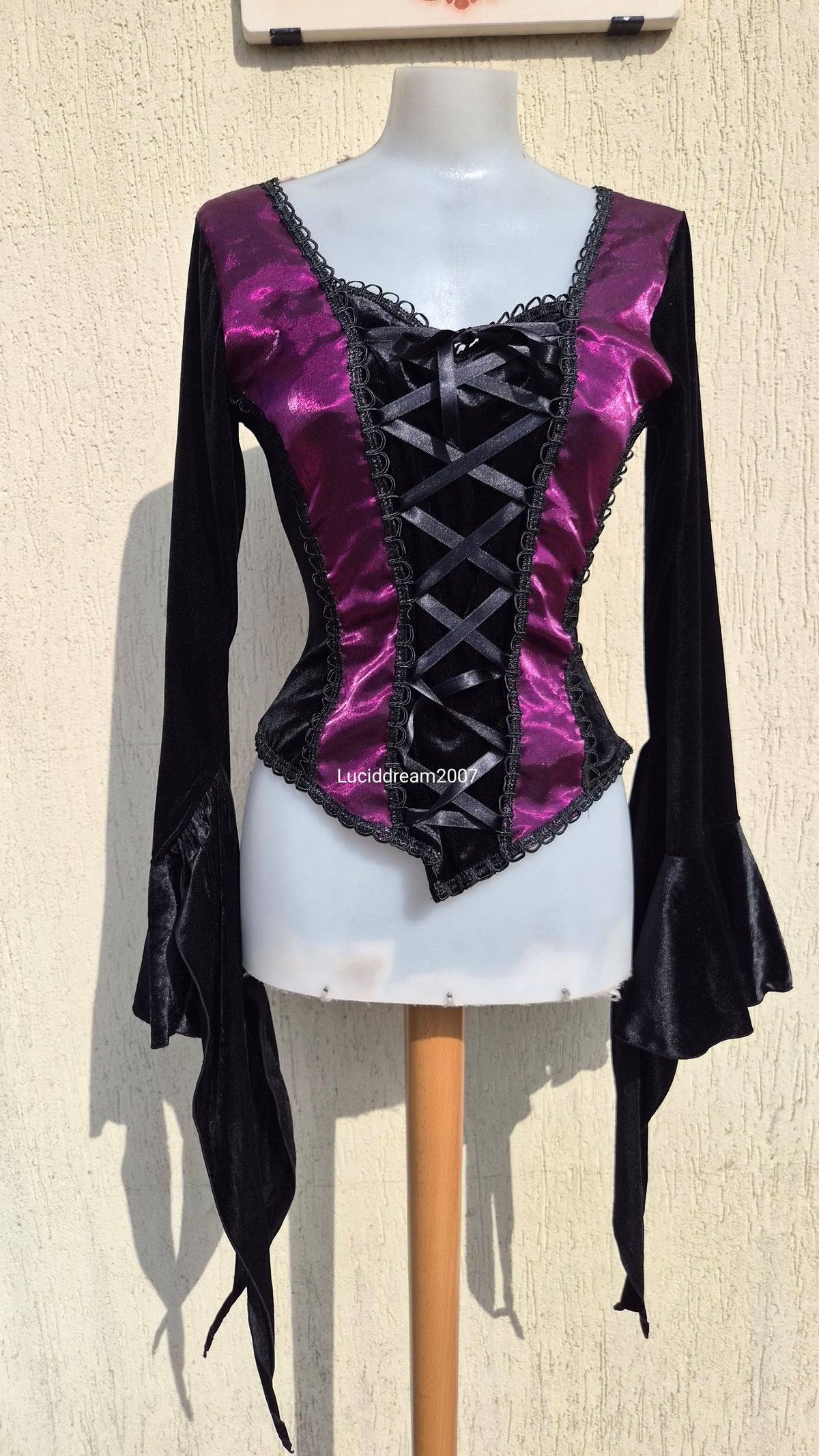 Haut en velours noir et violet Sinister